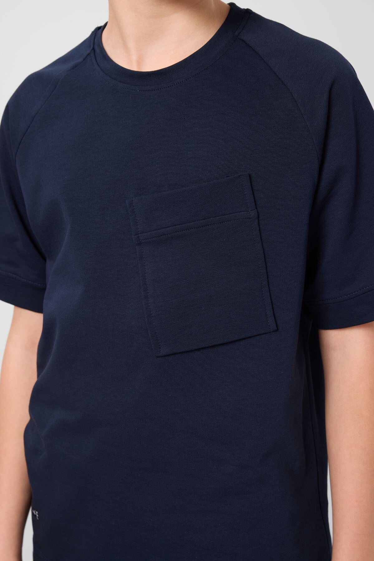 Image of Lacivert Pamuklu Yumuşak Dokulu Oversize Cep Detaylı Erkek Çocuk T-Shirt - 11295