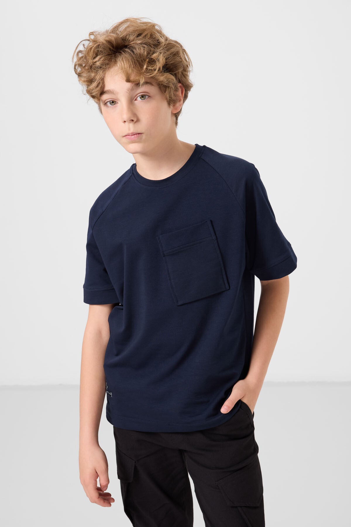Image of Tricou bleumarin supradimensionat din bumbac, texturat moale, cu detalii de buzunar pentru băieți - 11295