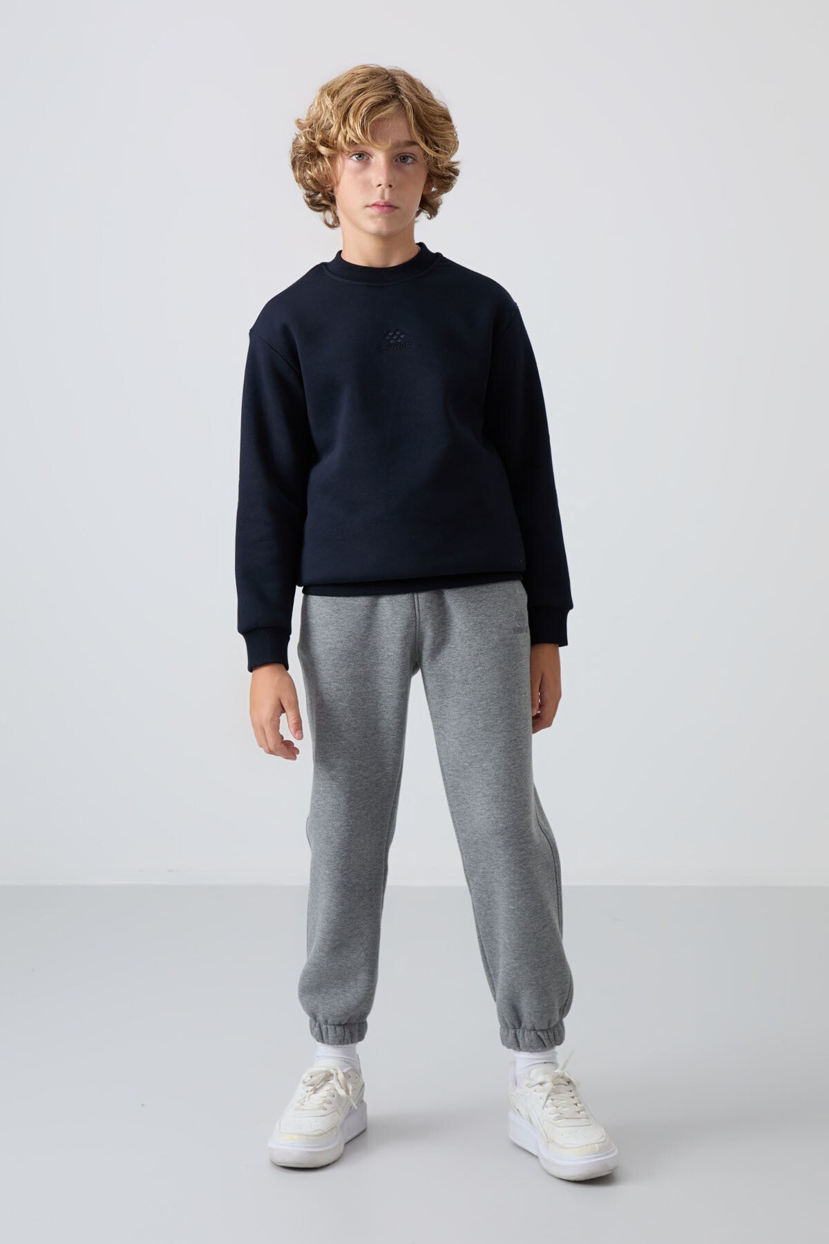 Image of Lacivert Pamuklu Kalın İçi Tüylü Yumuşak Dokulu Standart Fit Nakışlı Erkek Çocuk Sweatshirt - 11232