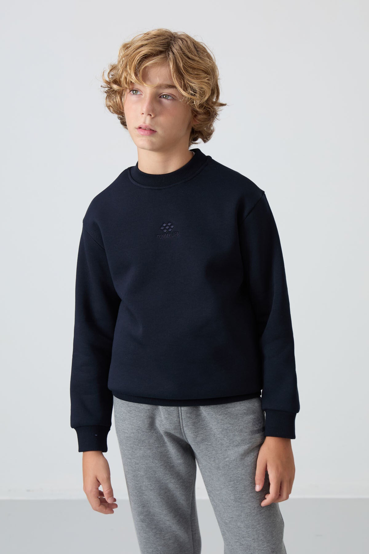 Image of Lacivert Pamuklu Kalın İçi Tüylü Yumuşak Dokulu Standart Fit Nakışlı Erkek Çocuk Sweatshirt - 11232