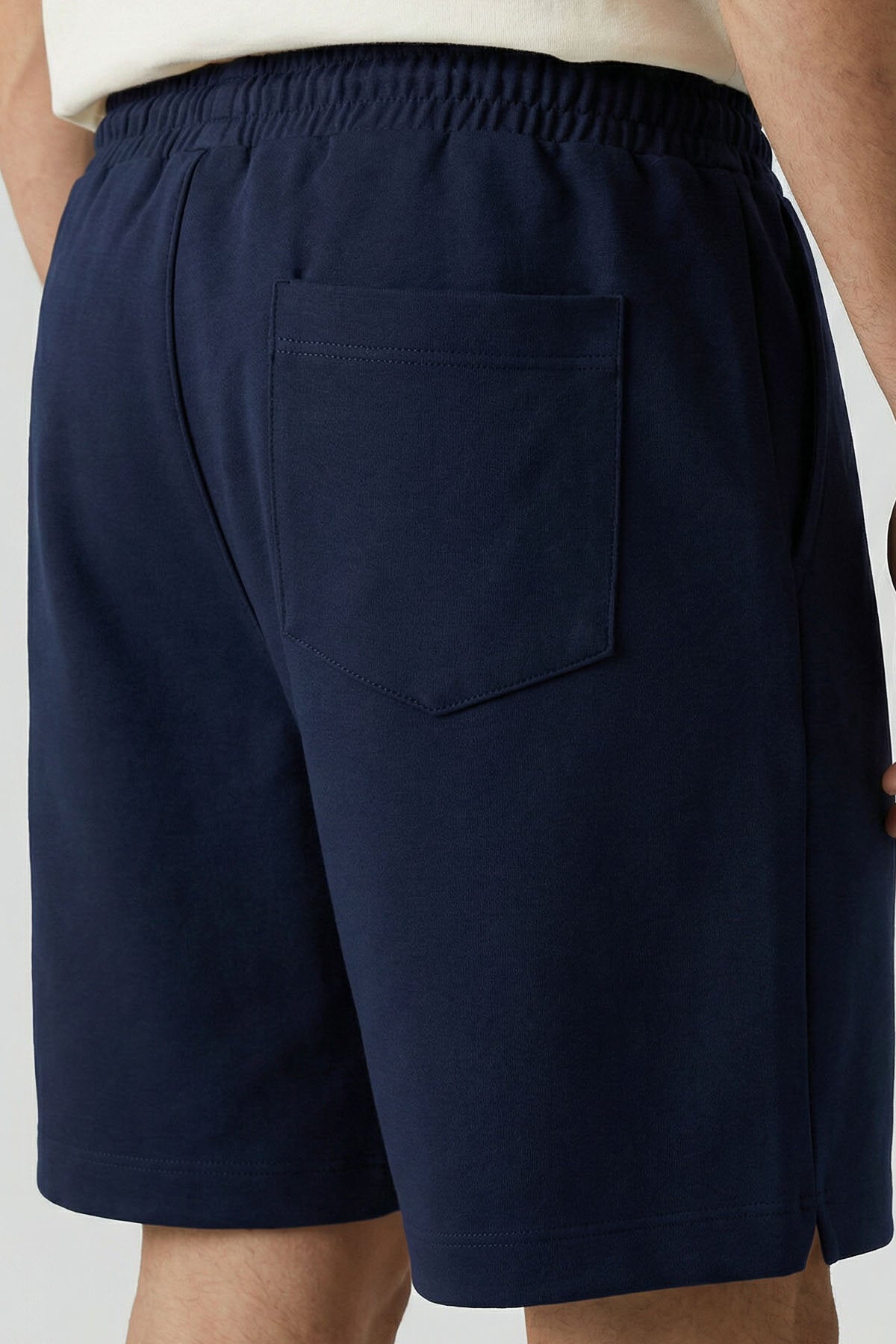 Image of Pantaloni scurți bărbătești bleumarin, croială standard, cu buzunare la spate - 81314