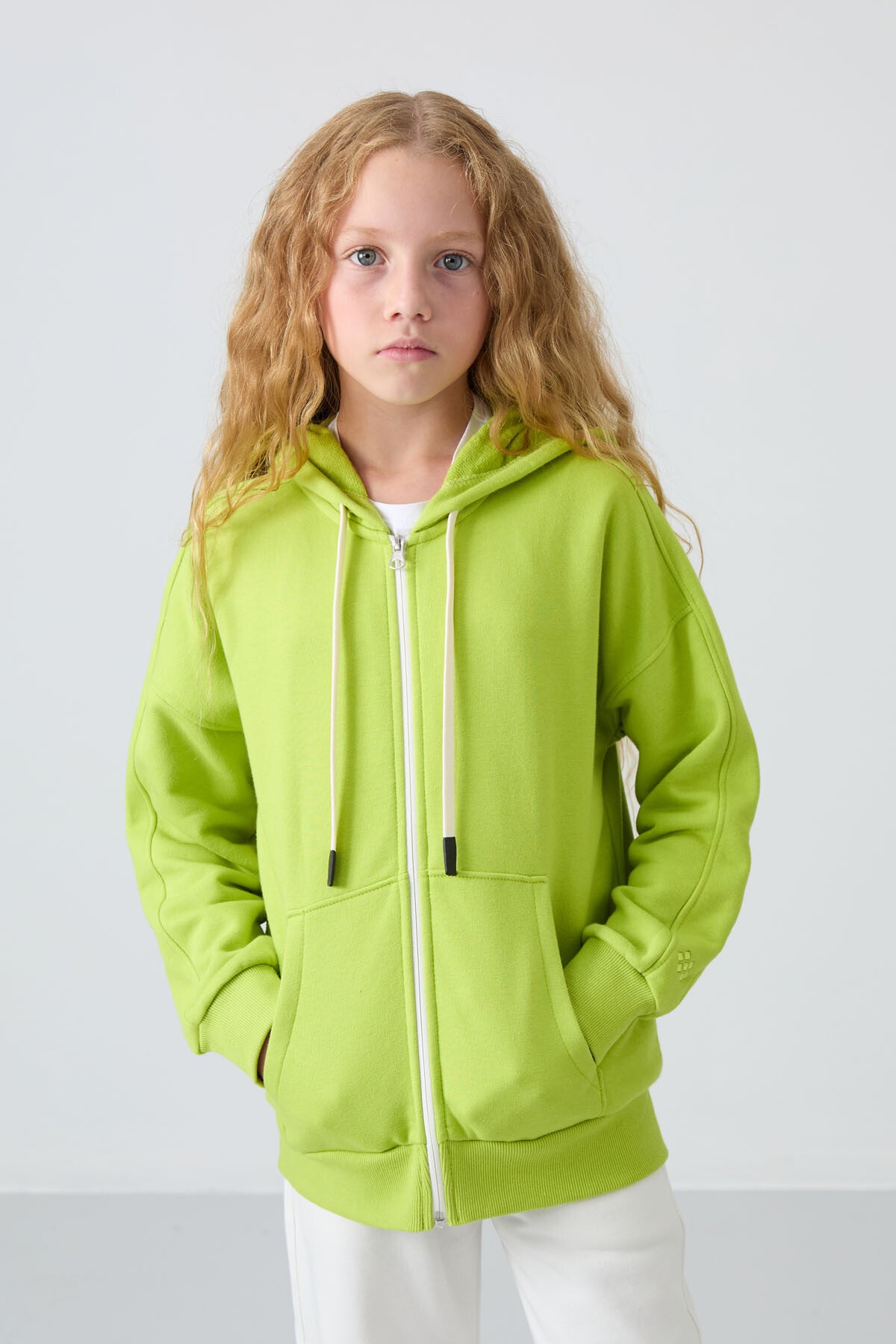 Image of Lime Yeşil Pamuklu İçi Tüylü Yumuşak Dokulu Standart Fit Nakışlı Kız Çocuk Sweatshirt - 75149
