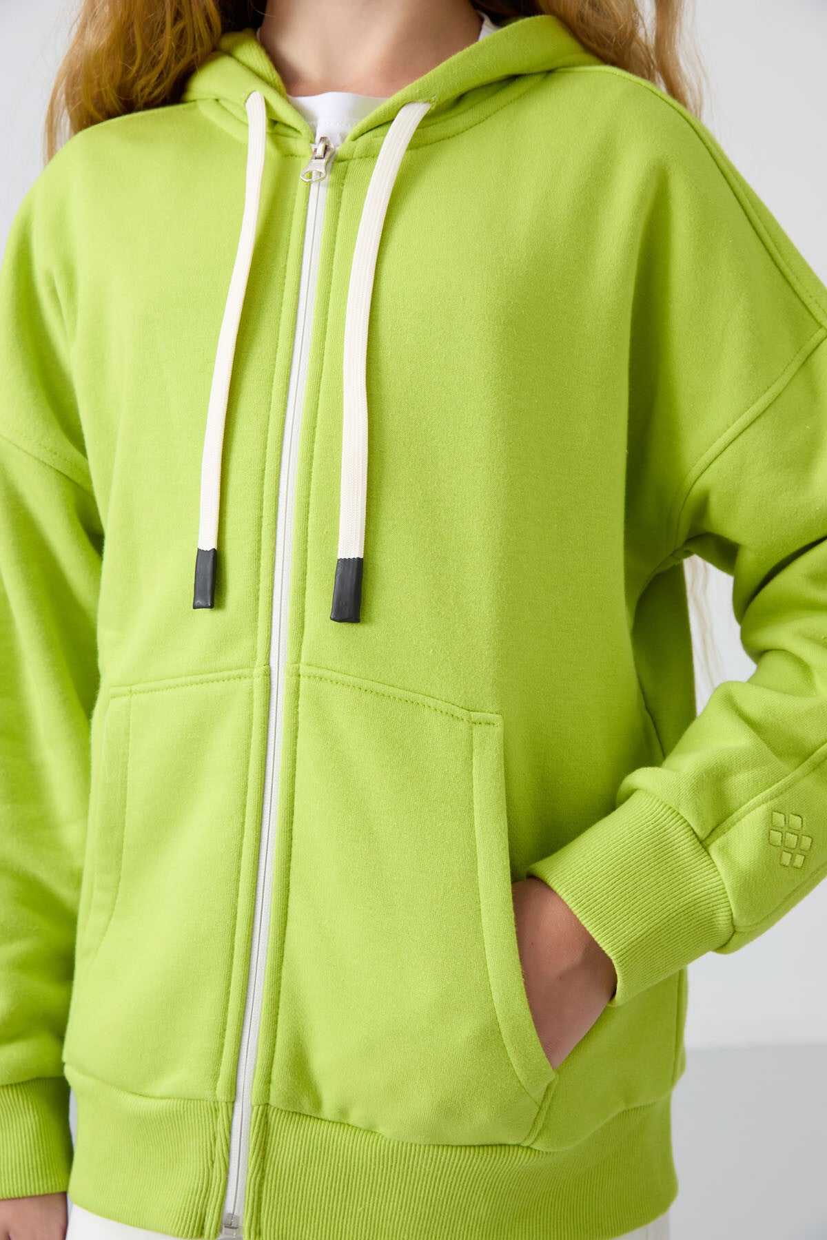 Image of Lime Yeşil Pamuklu İçi Tüylü Yumuşak Dokulu Standart Fit Nakışlı Kız Çocuk Sweatshirt - 75149