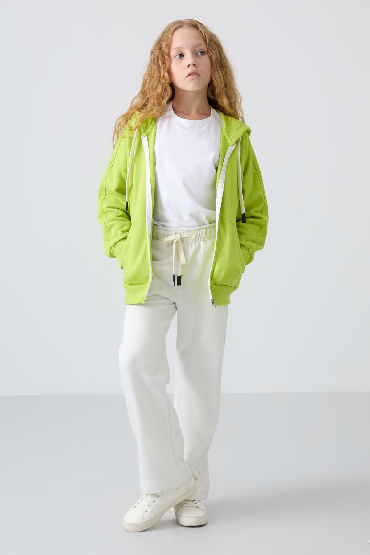 Image of Lime Yeşil Pamuklu İçi Tüylü Yumuşak Dokulu Standart Fit Nakışlı Kız Çocuk Sweatshirt - 75149