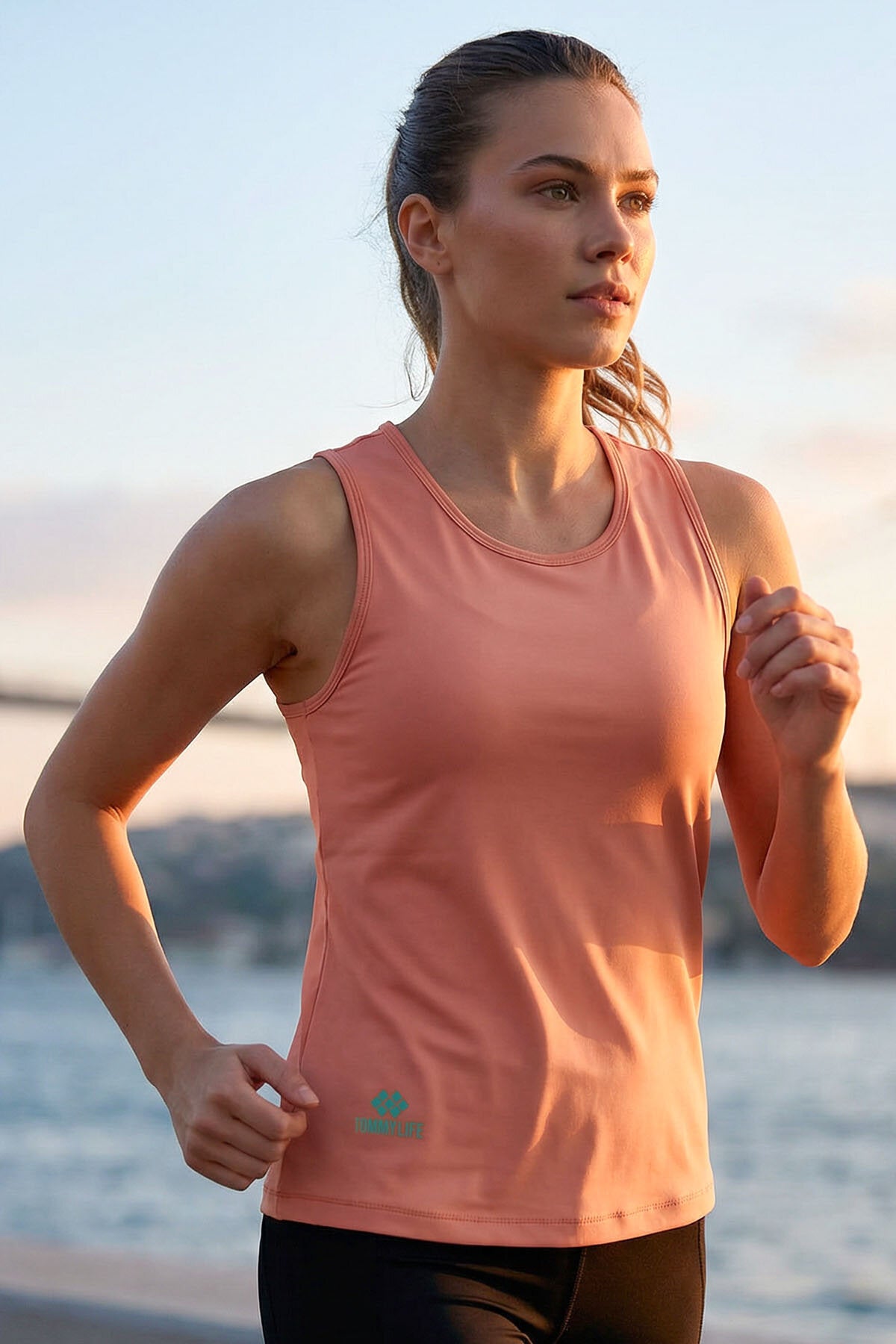 Image of Maiou sport pentru femei, culoare coral, cu croială standard, cu detaliu încrucișat la spate - 97296