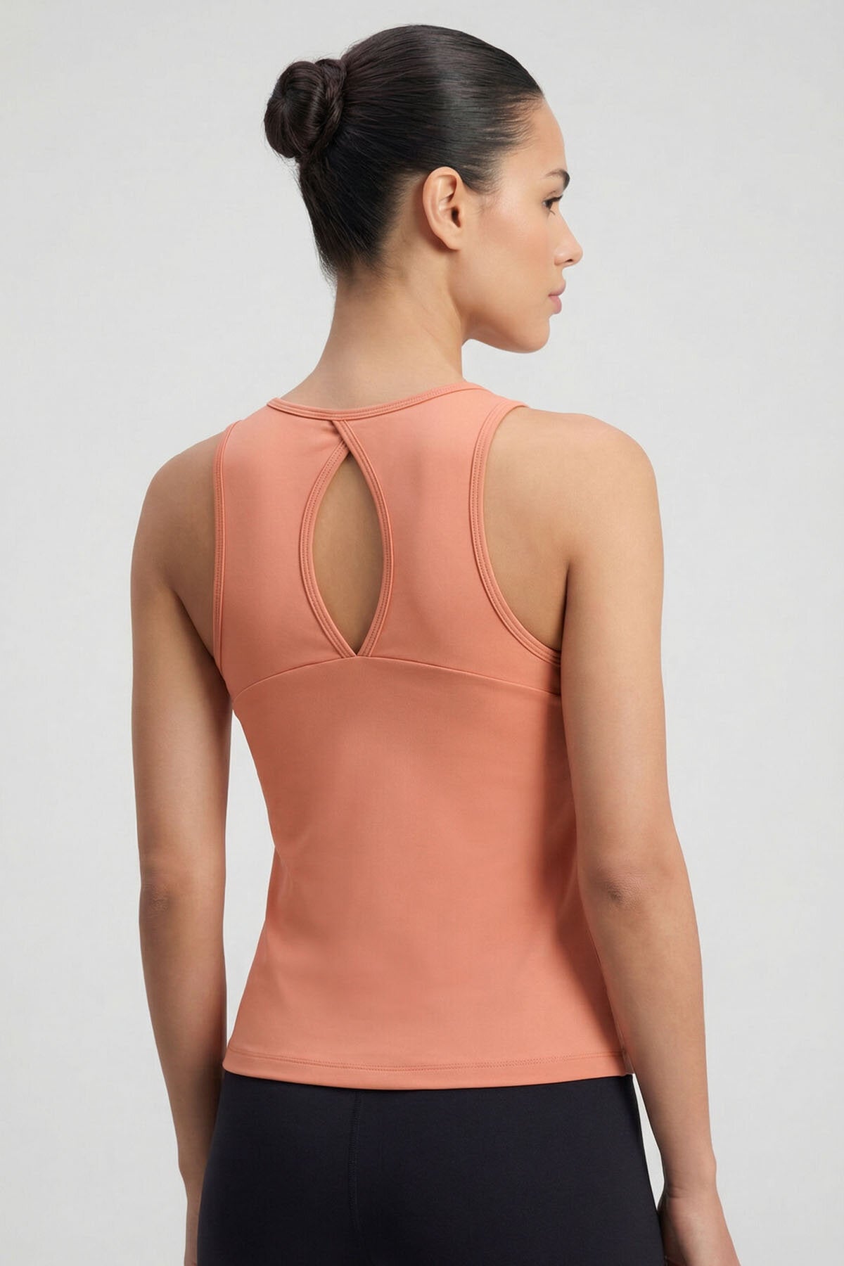 Image of Maiou sport pentru femei, culoare coral, cu croială standard, cu detaliu încrucișat la spate - 97296