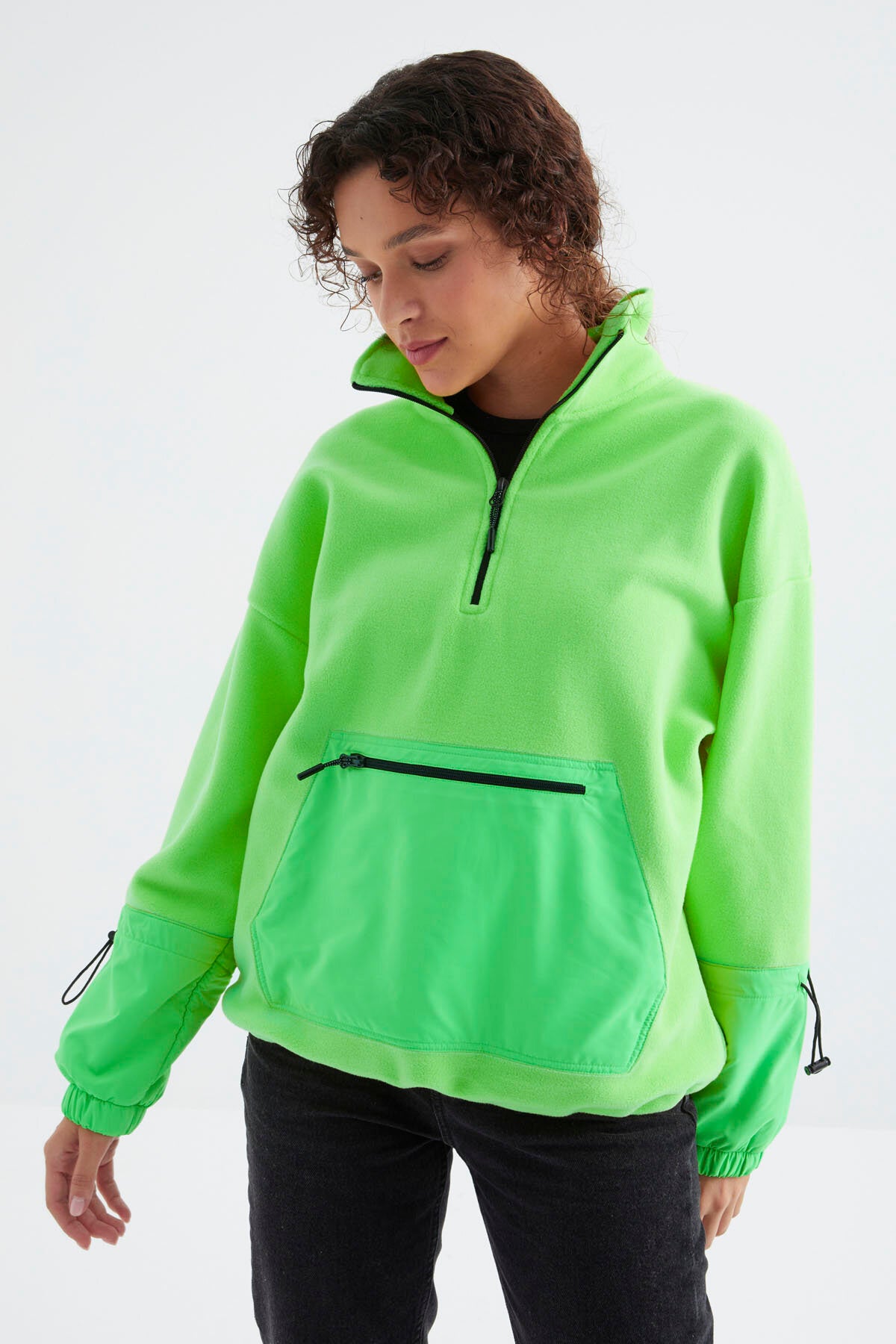 Image of Hanorac de damă din fleece verde neon, supradimensionat, cu tiv încrețit și închidere cu fermoar pe jumătate - 97238