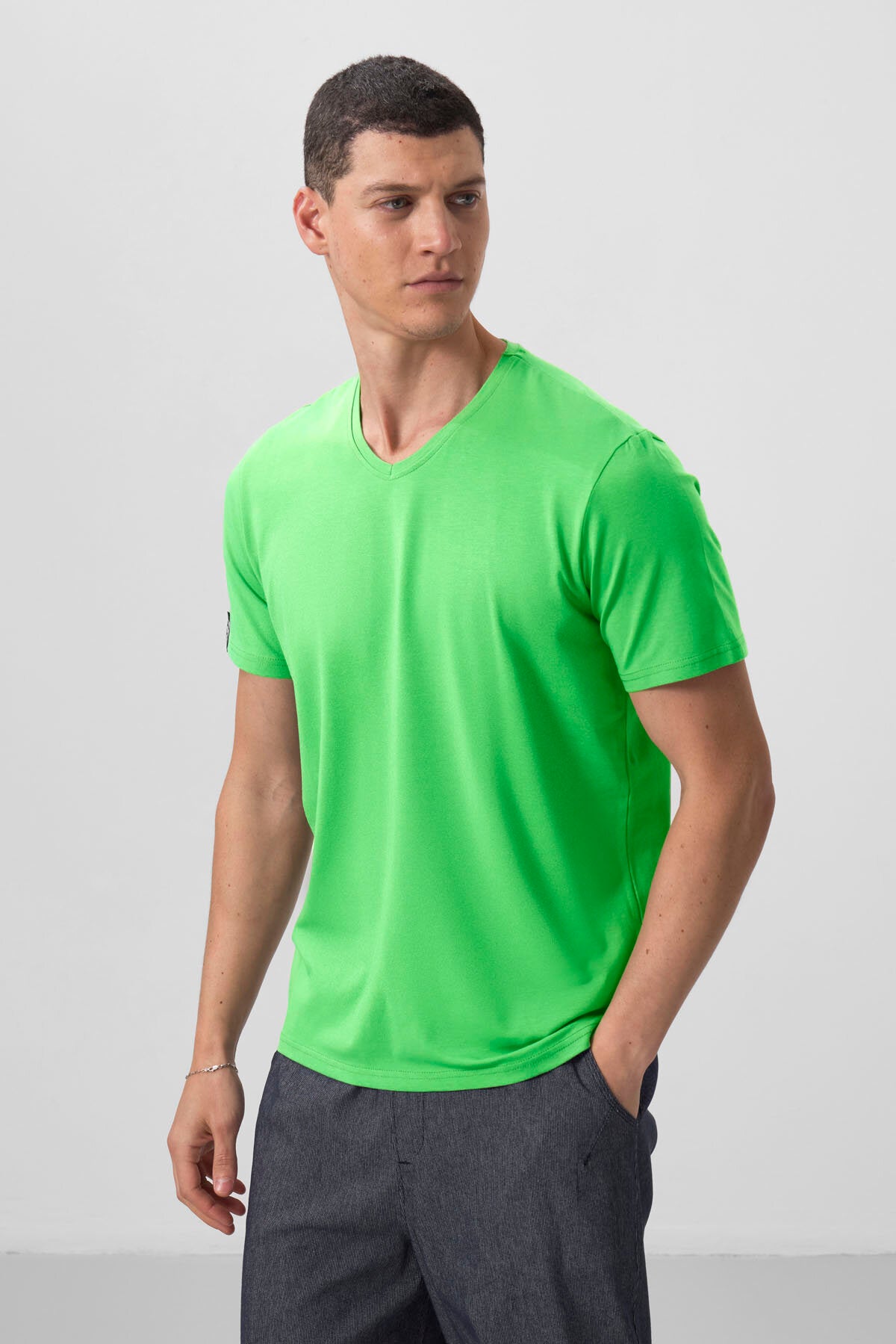 Image of Neon Yeşil Basic Kısa Kol Standart Kalıp V Yaka Erkek T-Shirt - 87912