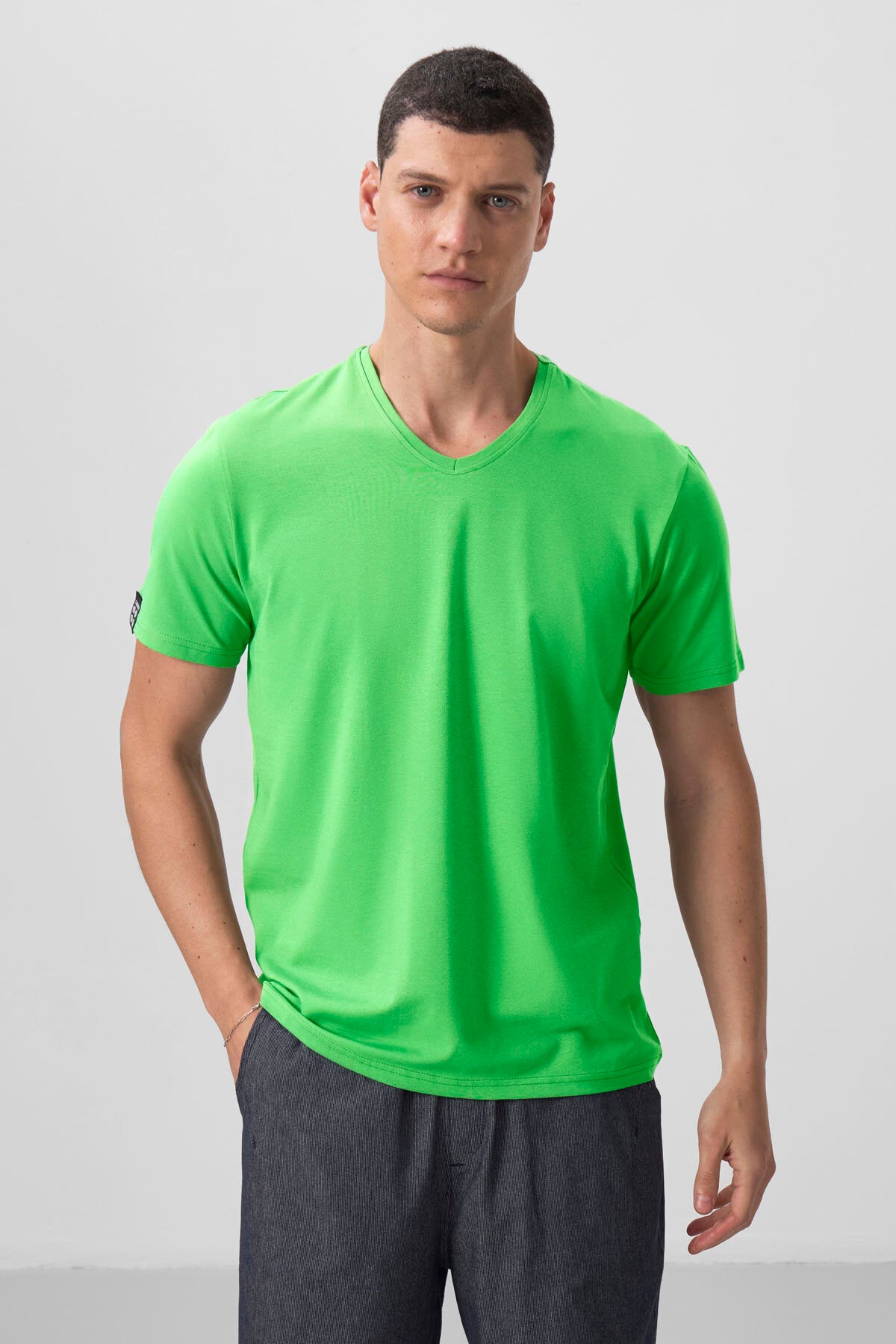 Image of Neon Yeşil Basic Kısa Kol Standart Kalıp V Yaka Erkek T-Shirt - 87912