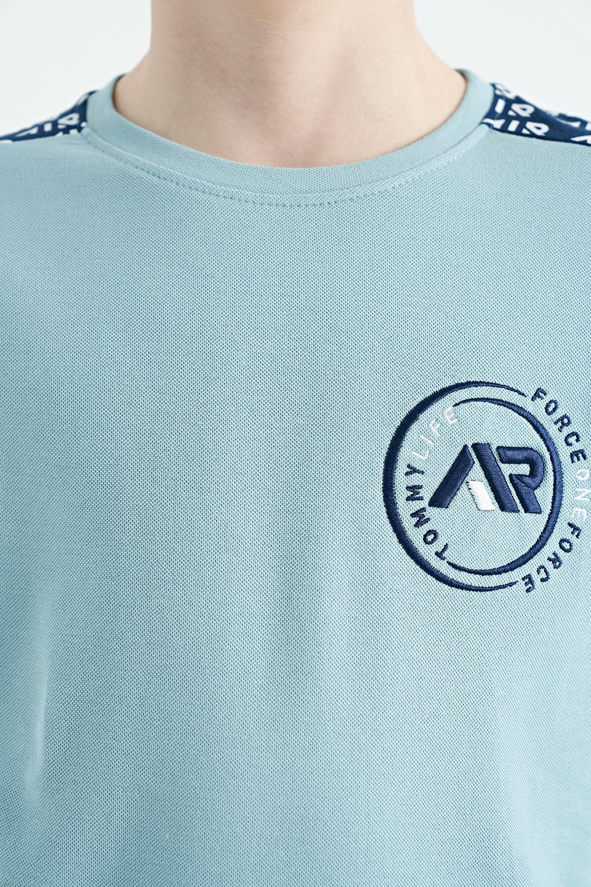 Image of Tricou albastru deschis pentru băieți cu imprimeu pe umeri, croială standard, guler rotund - 11121