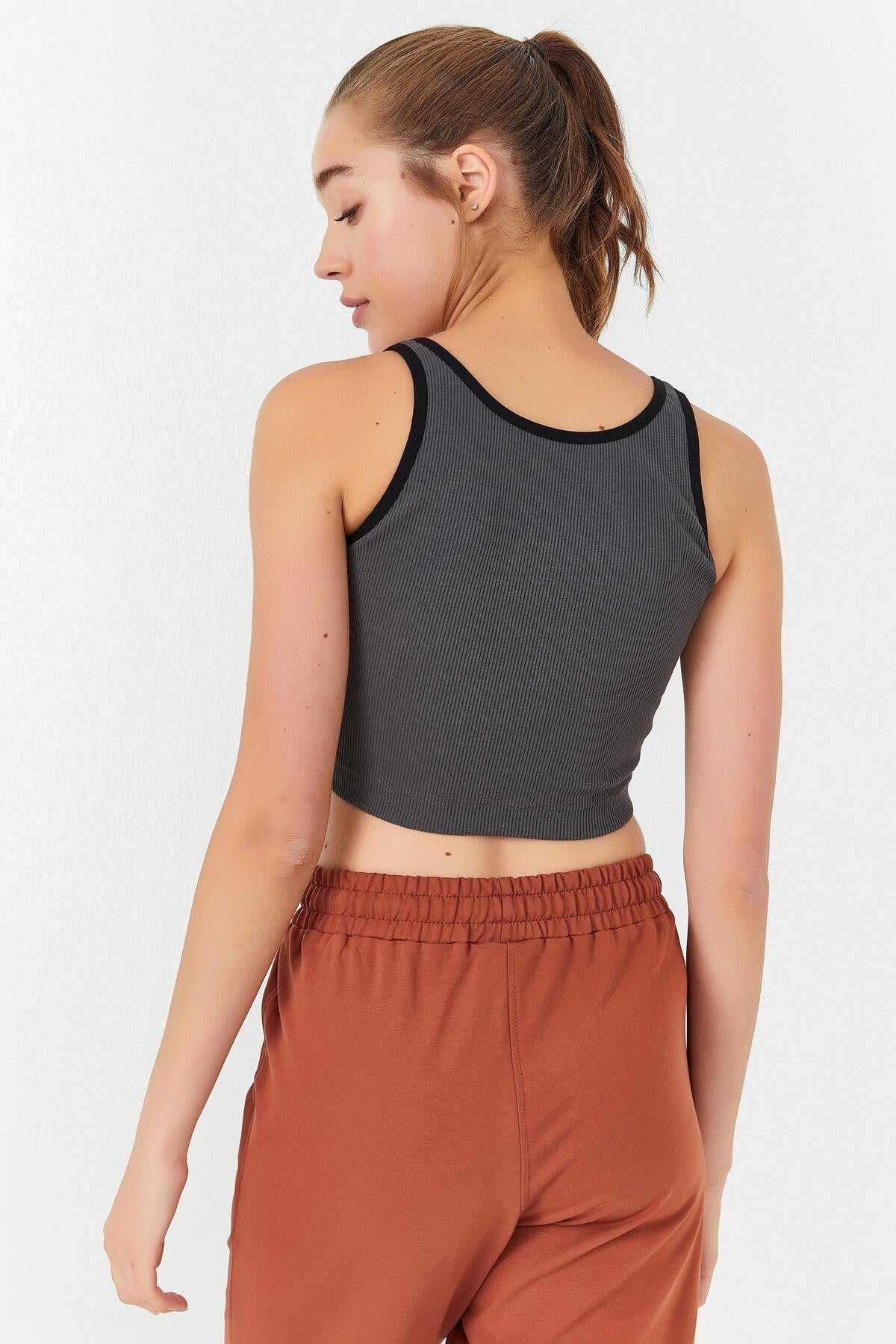 Image of Antrasit Basic Sıfır Kol Dar Kalıp U Yaka Kadın Crop Top Atlet - 97160