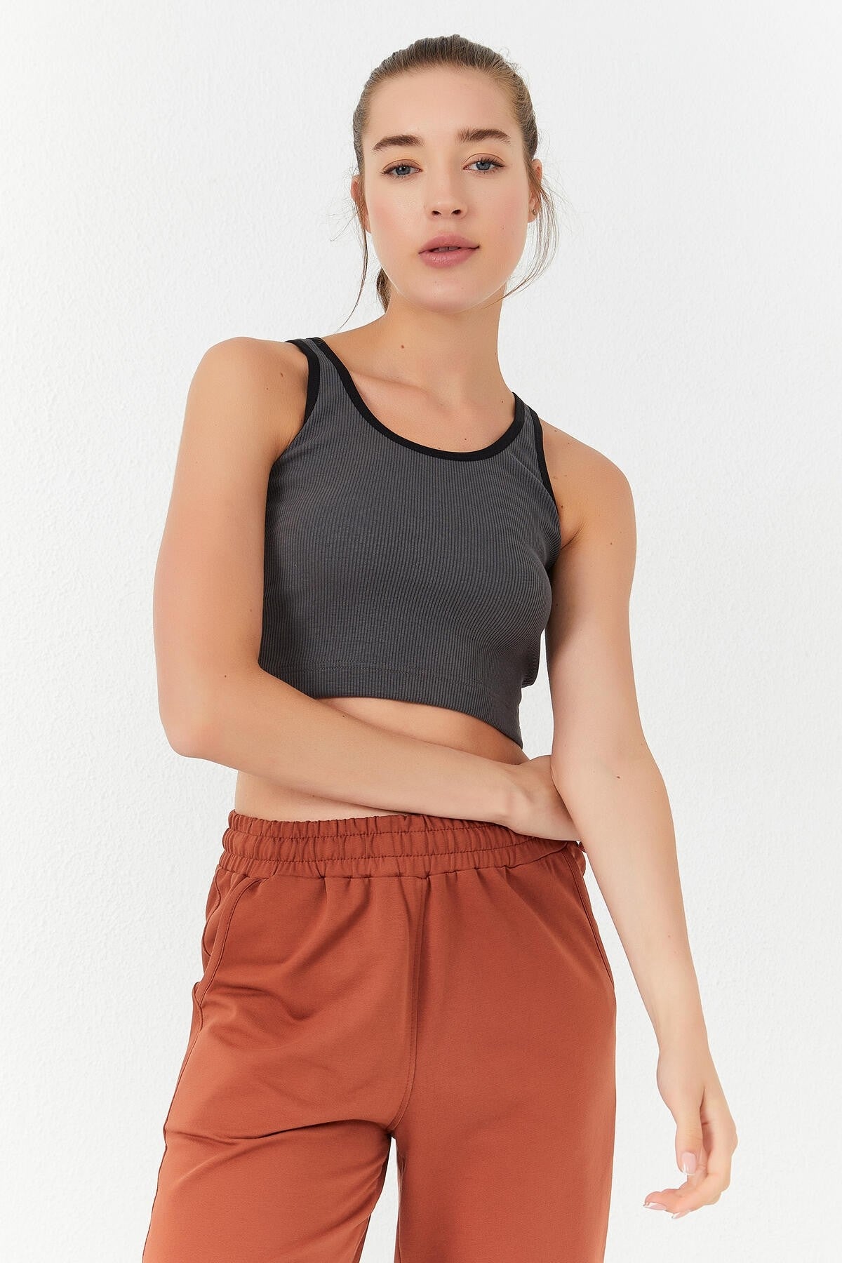 Image of Antrasit Basic Sıfır Kol Dar Kalıp U Yaka Kadın Crop Top Atlet - 97160