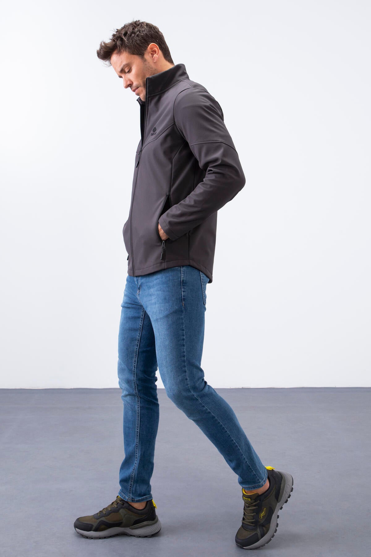 Image of Antrasit Fermuarlı Dik Yaka Su ve Rüzgar Geçirmez Softshell Erkek Mont - 88050