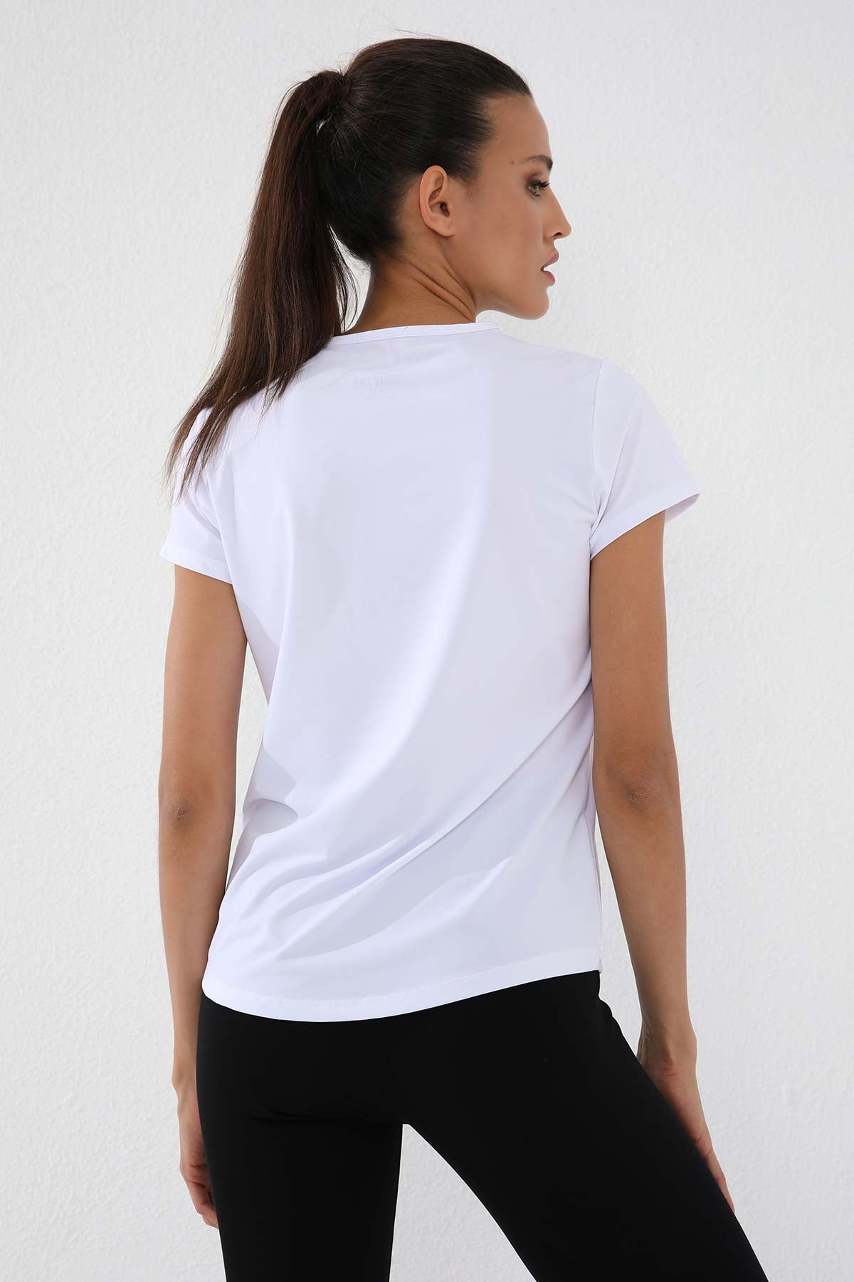 Image of Tricou de damă alb, cu mânecă scurtă, croială standard, guler rotund - 97144