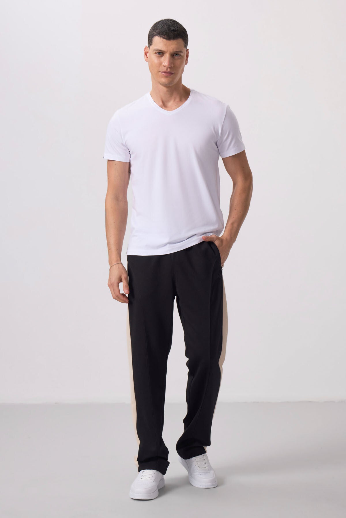 Image of Tricou bărbătesc alb, cu mânecă scurtă, croială standard și decolteu în V - 87912