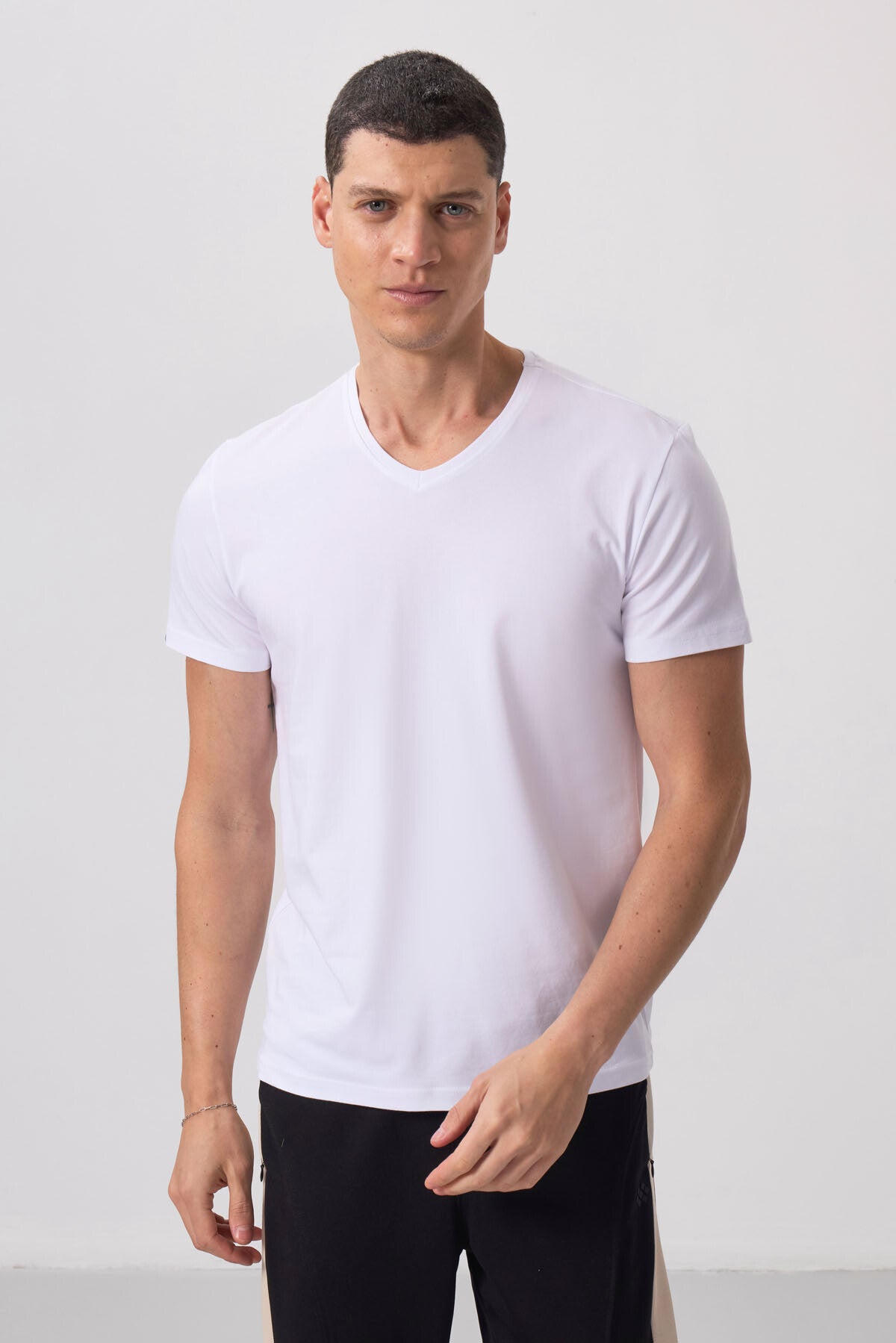 Image of Tricou bărbătesc alb, cu mânecă scurtă, croială standard și decolteu în V - 87912