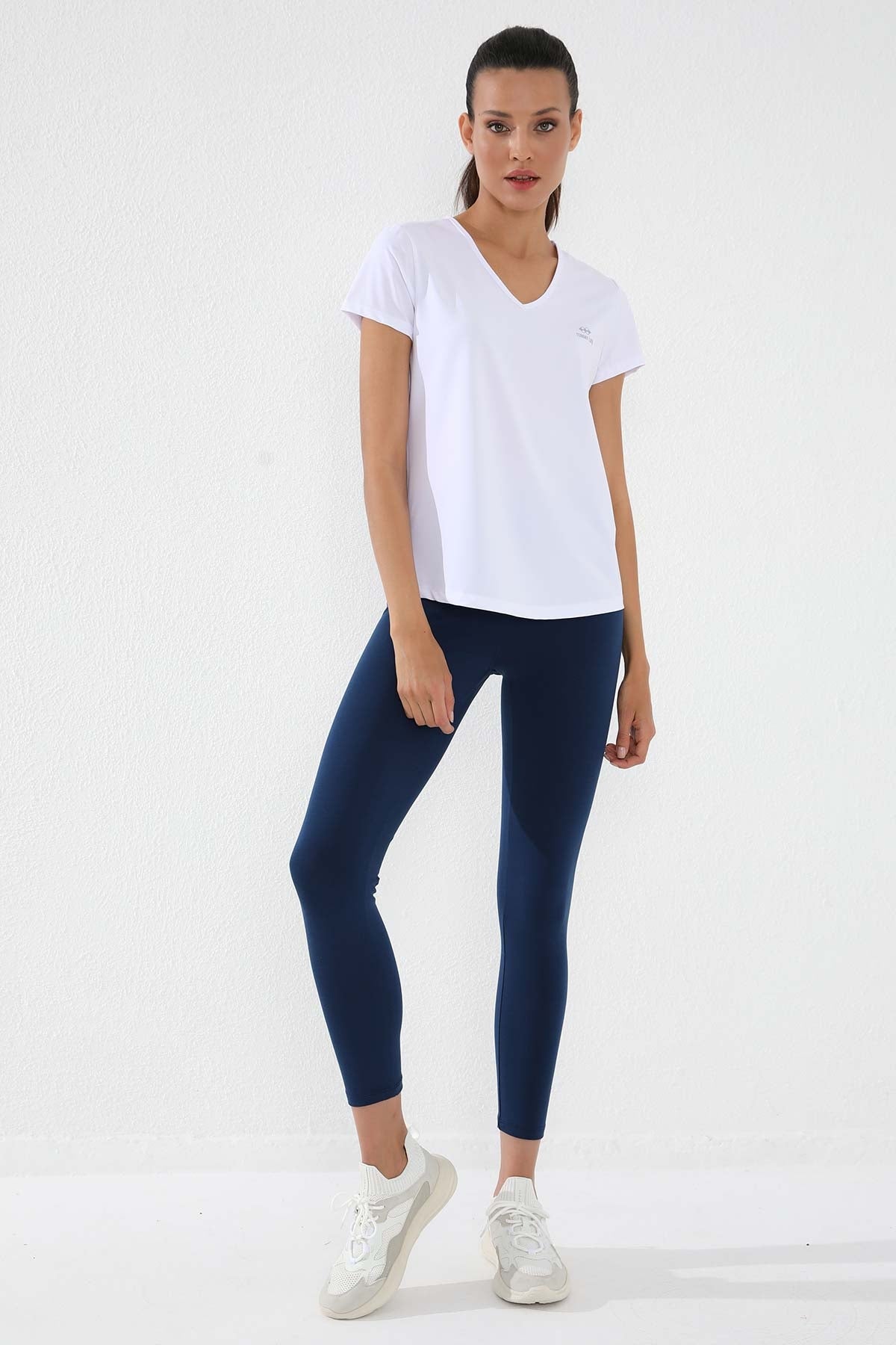 Image of Beyaz Basic Kısa Kol Standart Kalıp V Yaka Kadın T-Shirt - 97145