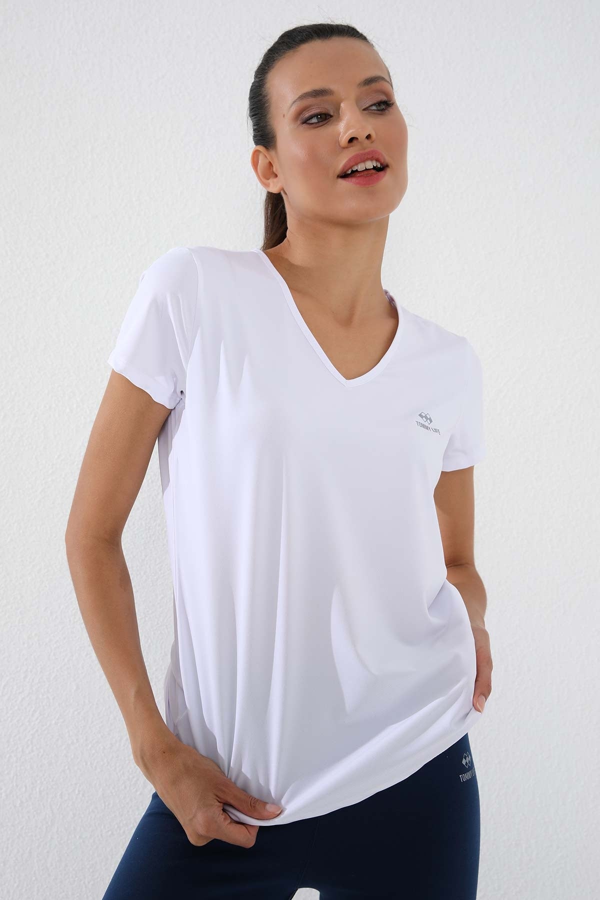Image of Beyaz Basic Kısa Kol Standart Kalıp V Yaka Kadın T-Shirt - 97145
