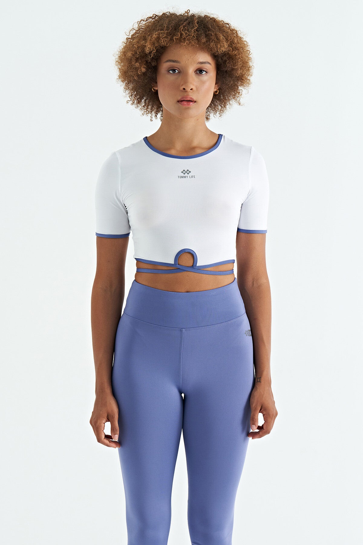 Image of Beyaz Bel Bağlama Detaylı O Yaka Standart Kalıp Dalgıç Kumaş Kadın Crop T-Shirt - 97266