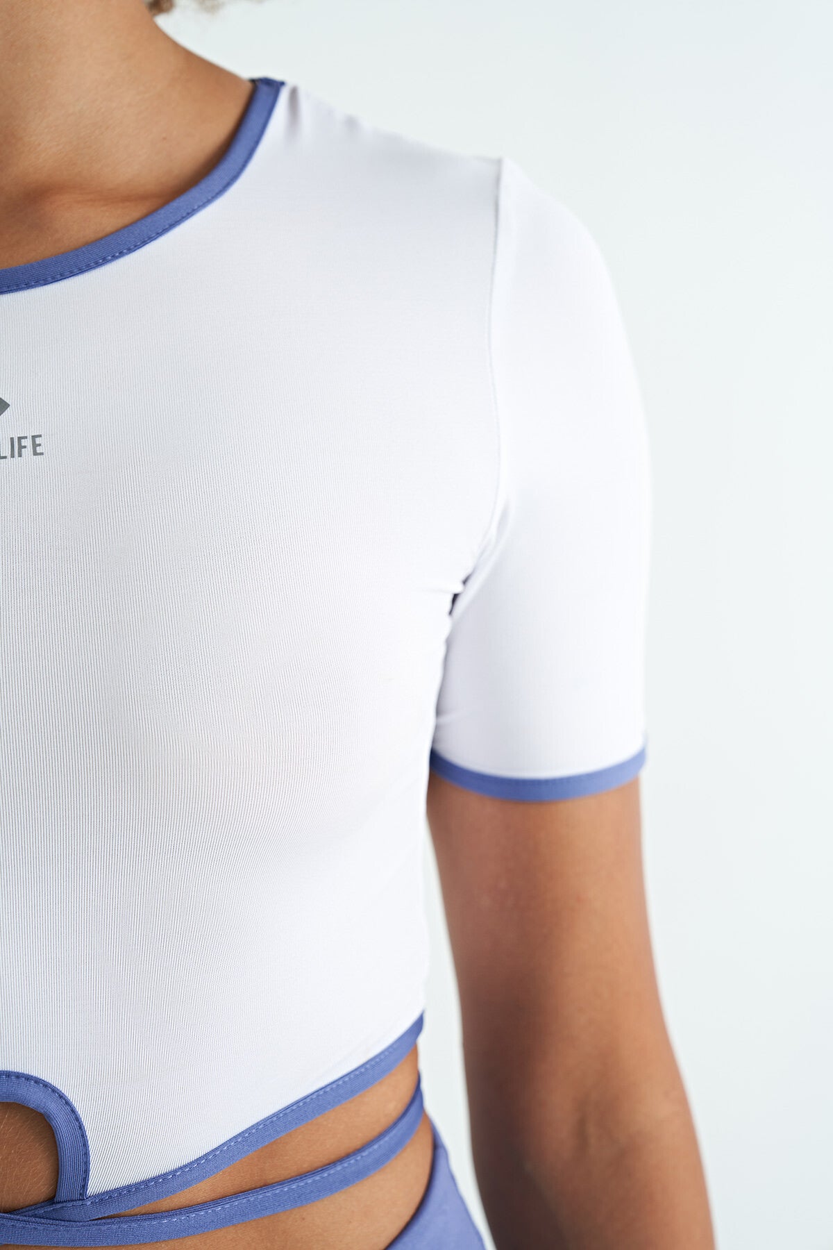 Image of Beyaz Bel Bağlama Detaylı O Yaka Standart Kalıp Dalgıç Kumaş Kadın Crop T-Shirt - 97266