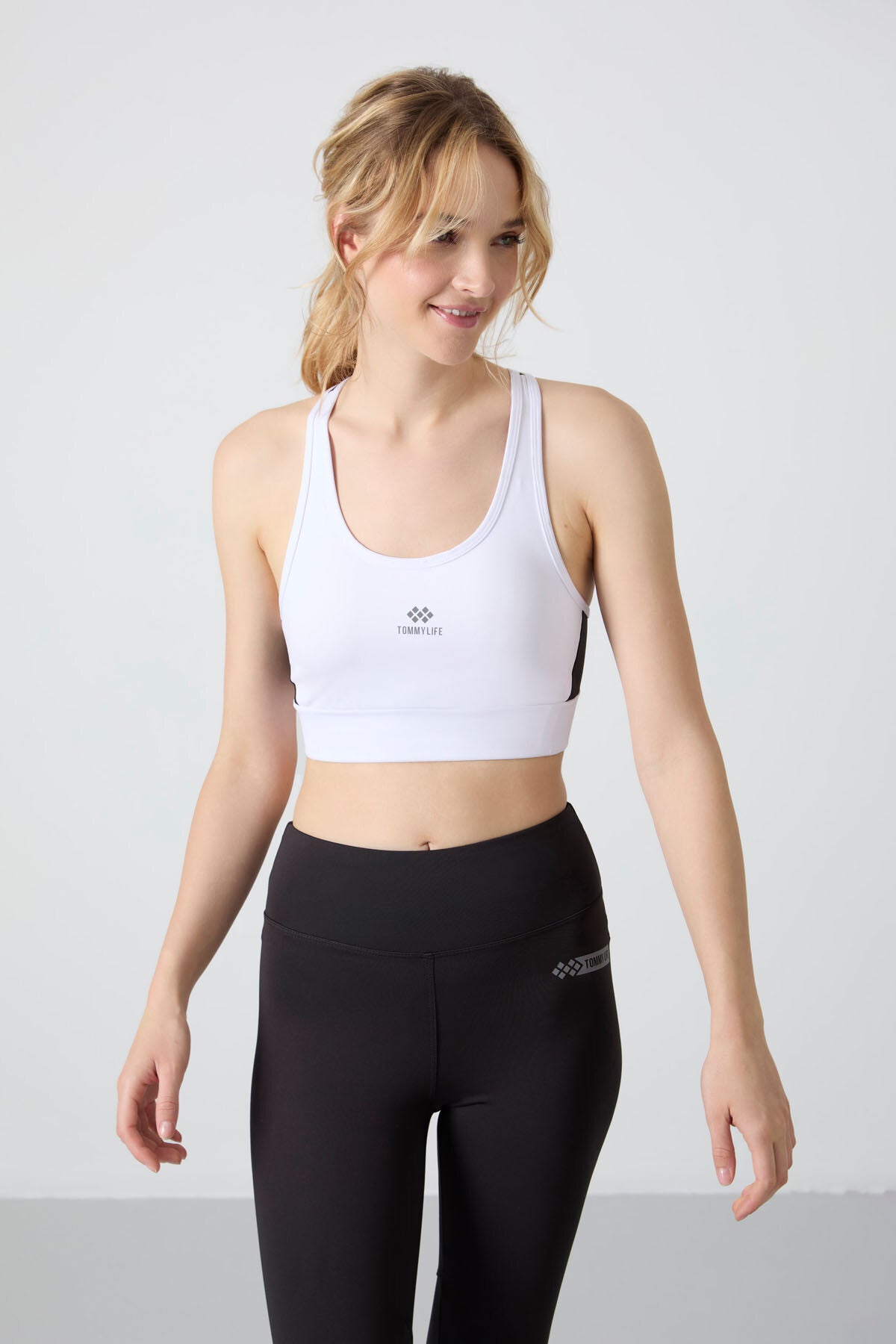 Image of Beyaz Çapraz Sırt Detaylı Slim Fit U Yaka Pedli Kadın Spor Büstiyer - 97121