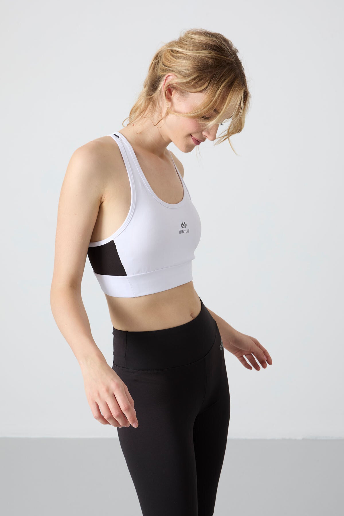 Image of Beyaz Çapraz Sırt Detaylı Slim Fit U Yaka Pedli Kadın Spor Büstiyer - 97121