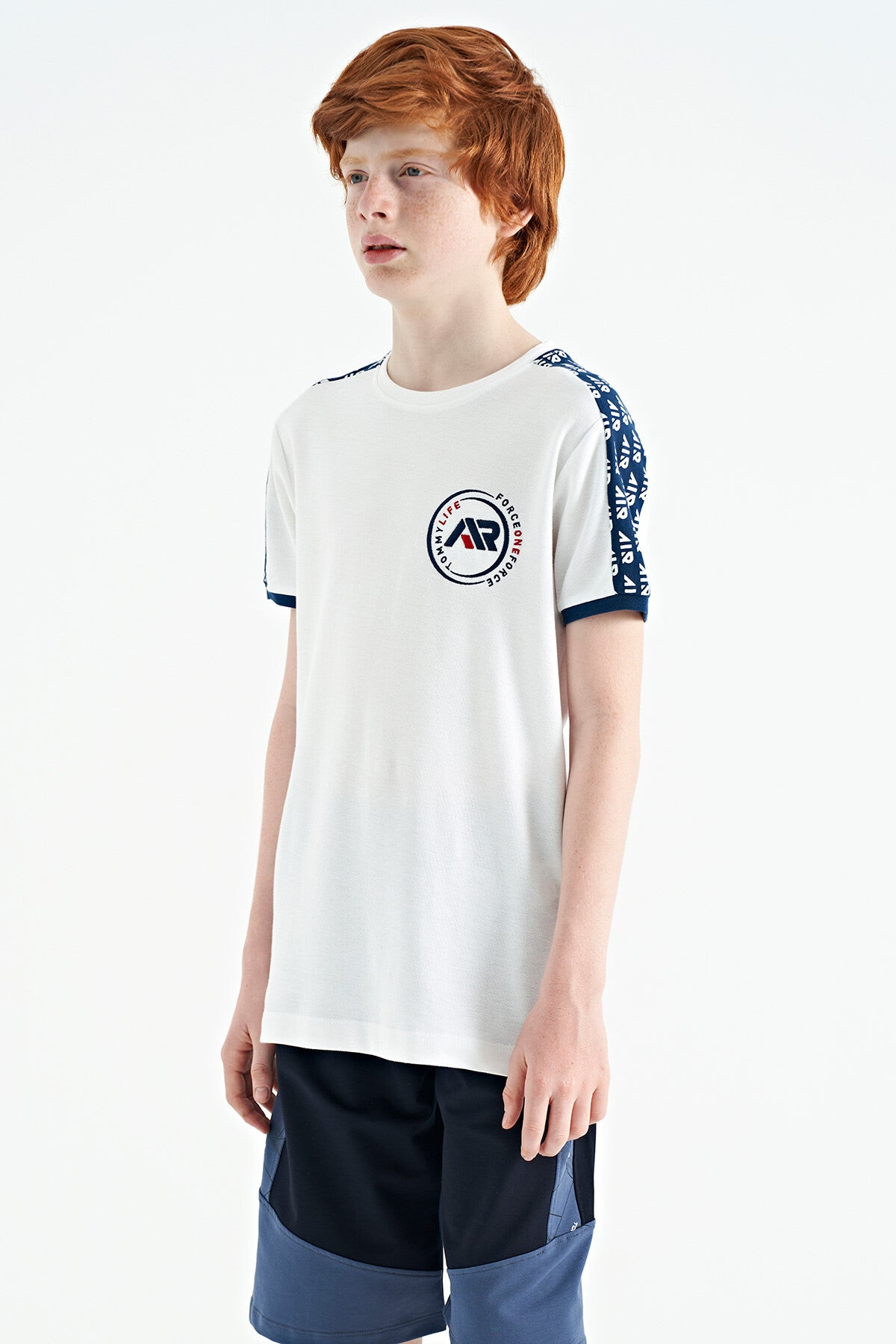 Image of Beyaz Omuz Baskı Detaylı Standart Kalıp O Yaka Erkek Çocuk T-Shirt - 11121