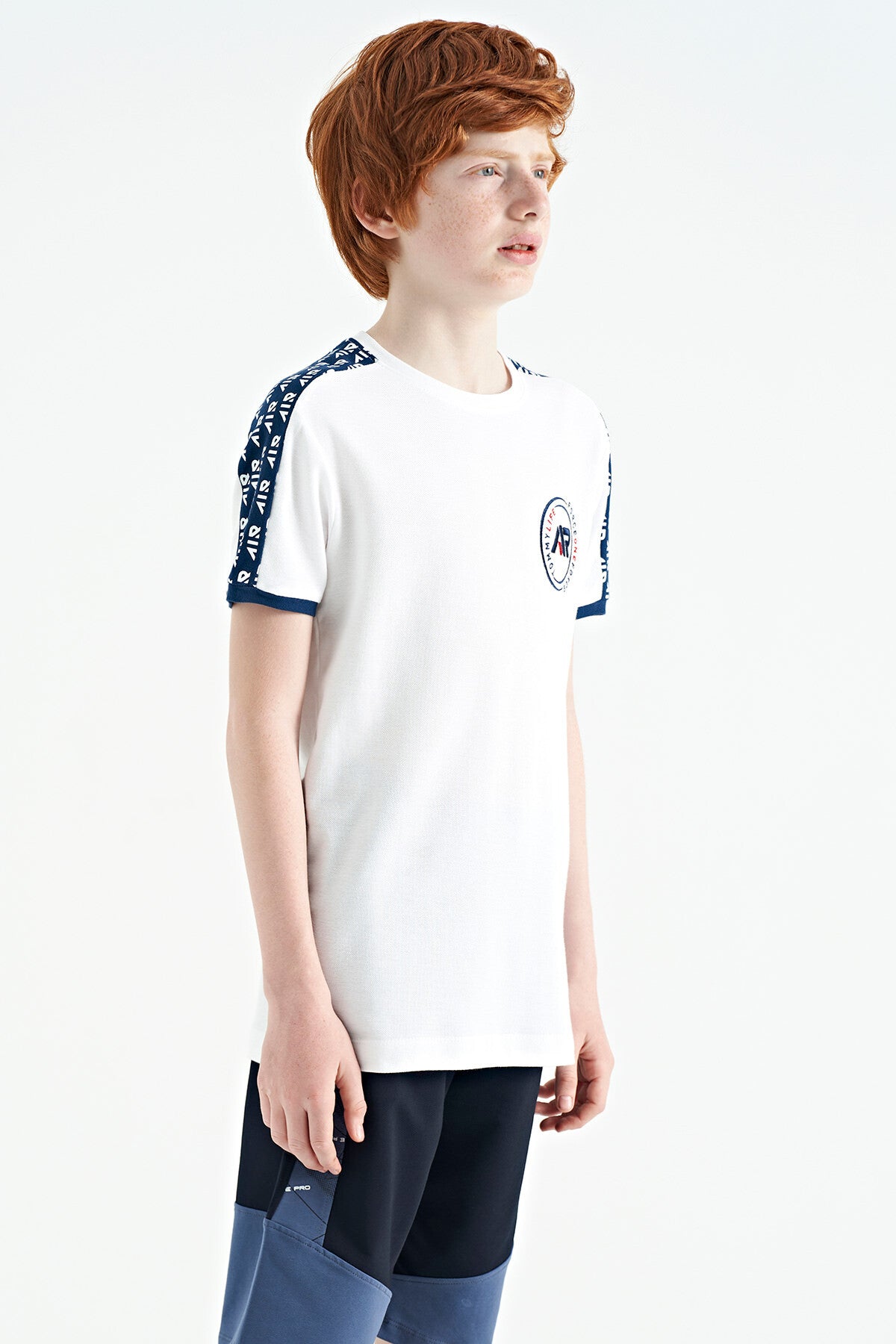 Image of Beyaz Omuz Baskı Detaylı Standart Kalıp O Yaka Erkek Çocuk T-Shirt - 11121