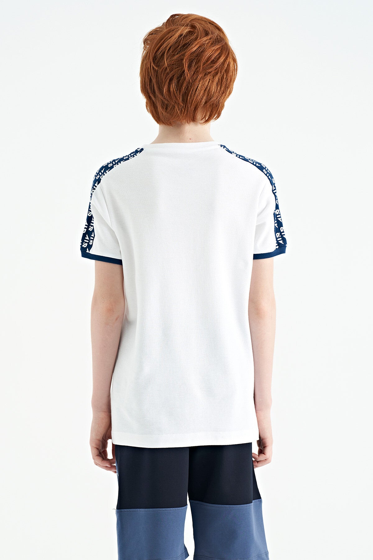 Image of Beyaz Omuz Baskı Detaylı Standart Kalıp O Yaka Erkek Çocuk T-Shirt - 11121