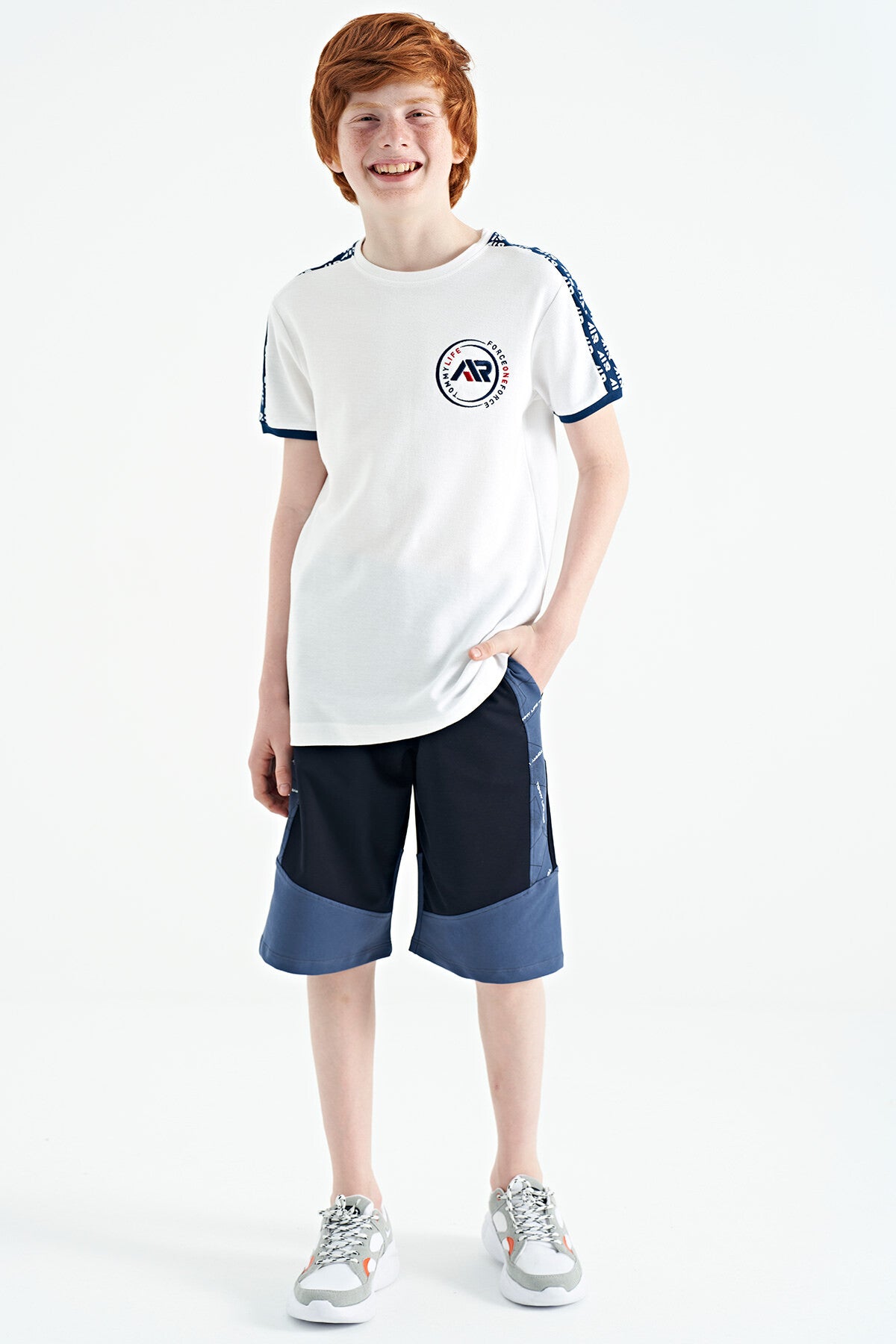 Image of Beyaz Omuz Baskı Detaylı Standart Kalıp O Yaka Erkek Çocuk T-Shirt - 11121