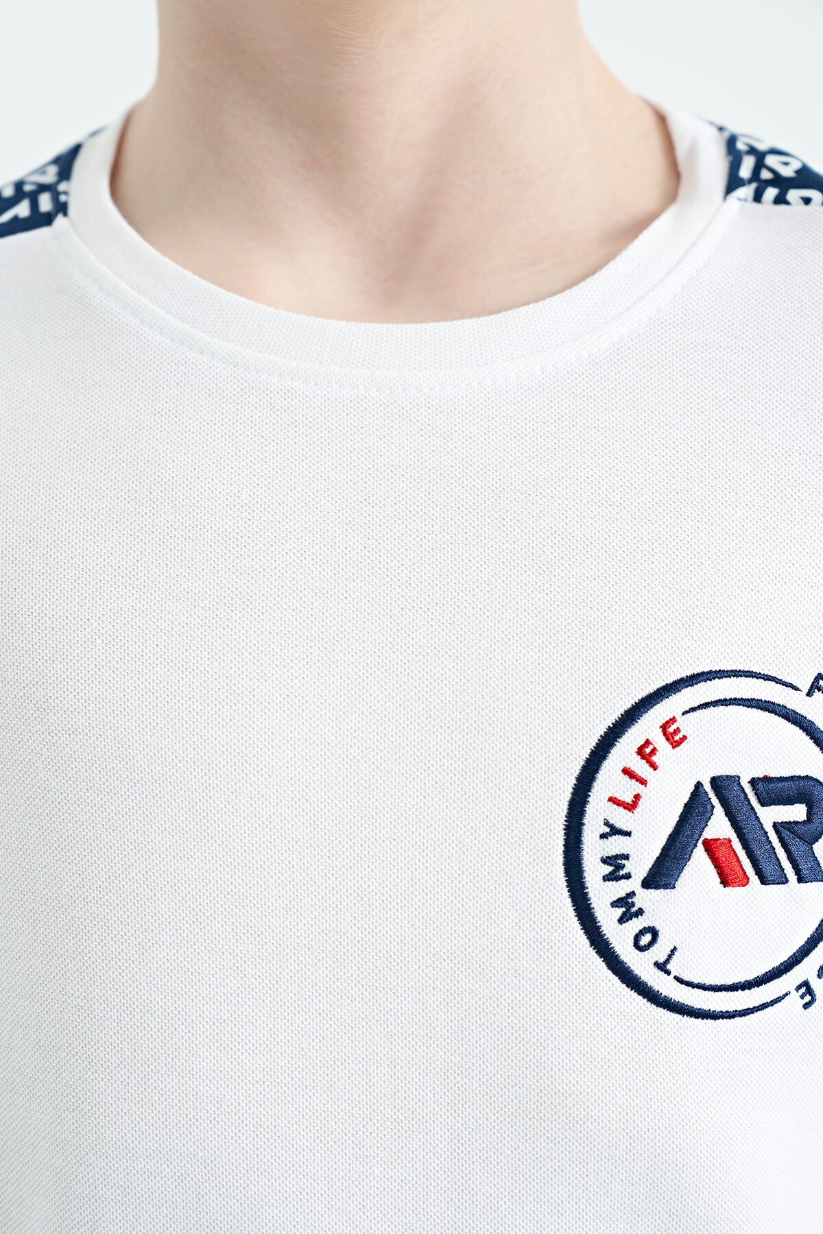 Image of Beyaz Omuz Baskı Detaylı Standart Kalıp O Yaka Erkek Çocuk T-Shirt - 11121