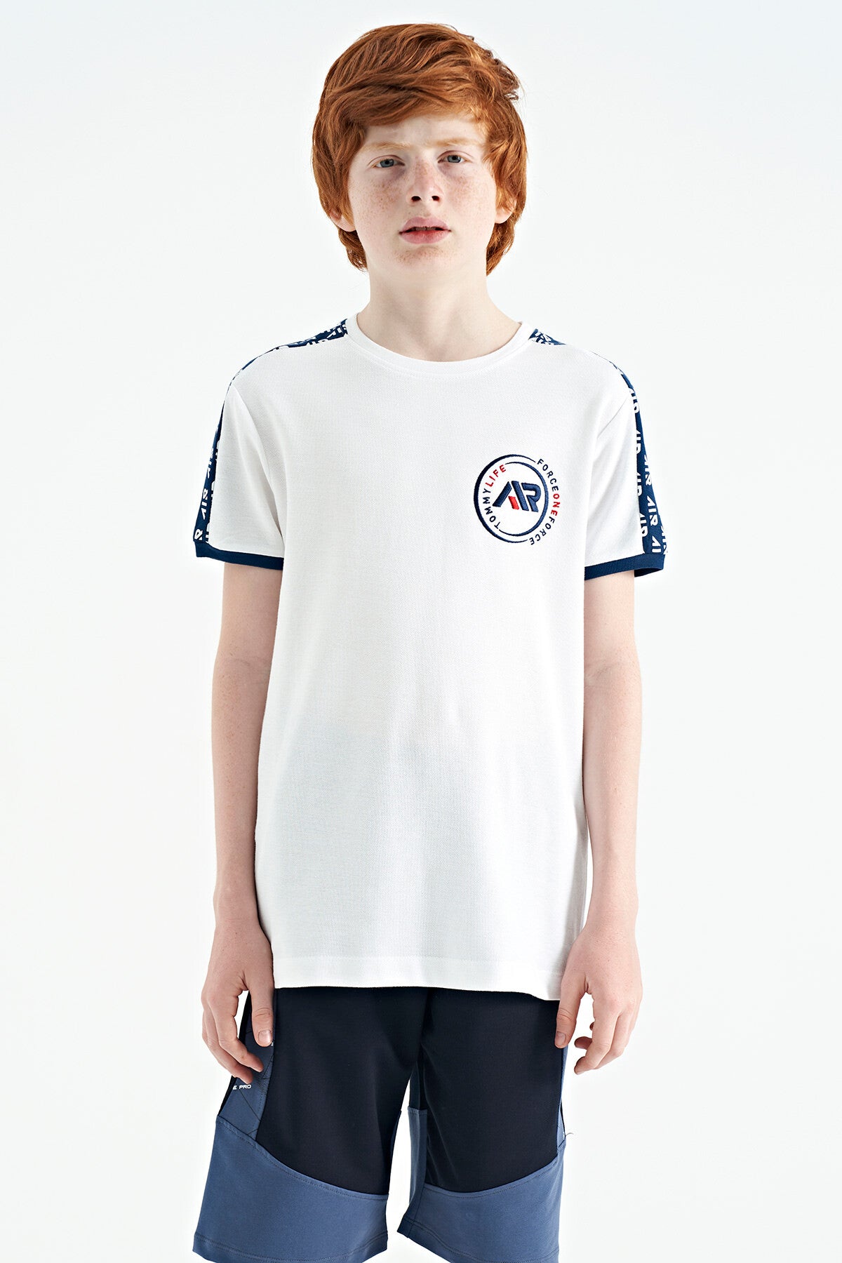 Image of Beyaz Omuz Baskı Detaylı Standart Kalıp O Yaka Erkek Çocuk T-Shirt - 11121