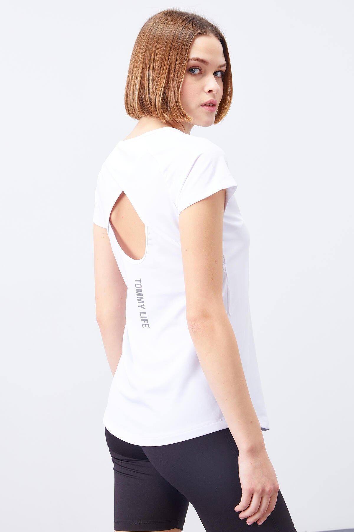 Image of Beyaz Sırt Pencereli Kısa Kol Standart Kalıp O Yaka Kadın T-Shirt - 97101
