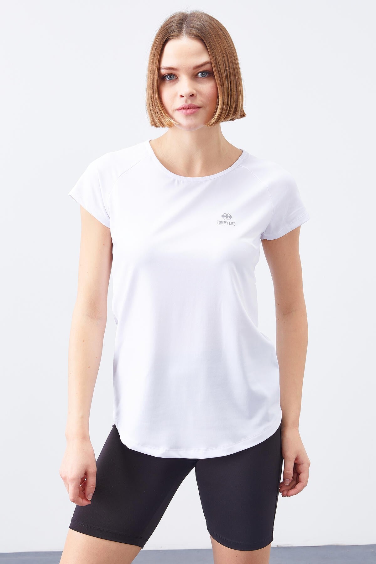 Image of Tricou de damă alb cu mânecă scurtă, croială standard, guler rotund, tip fereastră spate - 97101