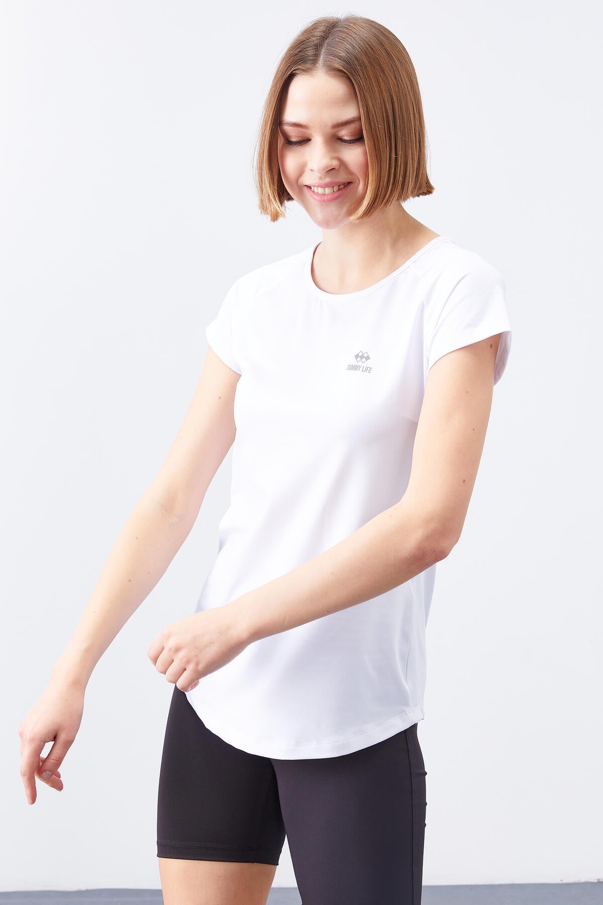 Image of Beyaz Sırt Pencereli Kısa Kol Standart Kalıp O Yaka Kadın T-Shirt - 97101