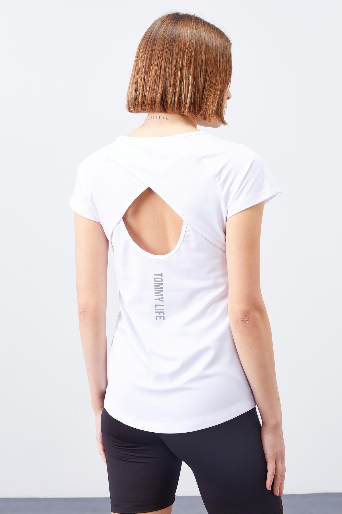 Image of Beyaz Sırt Pencereli Kısa Kol Standart Kalıp O Yaka Kadın T-Shirt - 97101