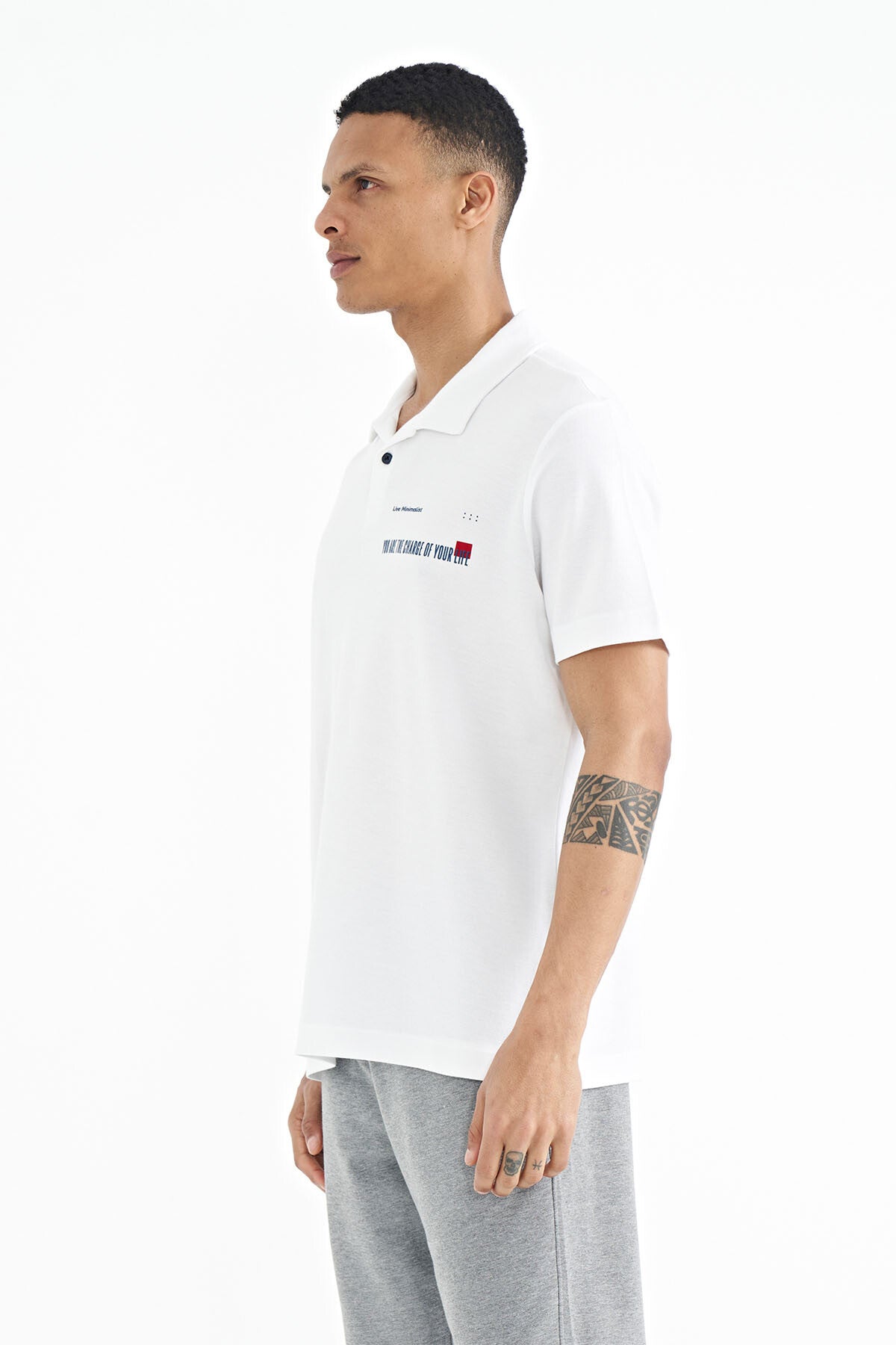 Image of Beyaz Yazı Baskılı Standart Form Polo Yaka Erkek T-shirt - 88236