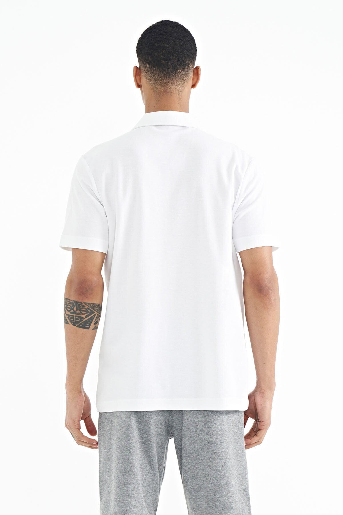 Image of Beyaz Yazı Baskılı Standart Form Polo Yaka Erkek T-shirt - 88236