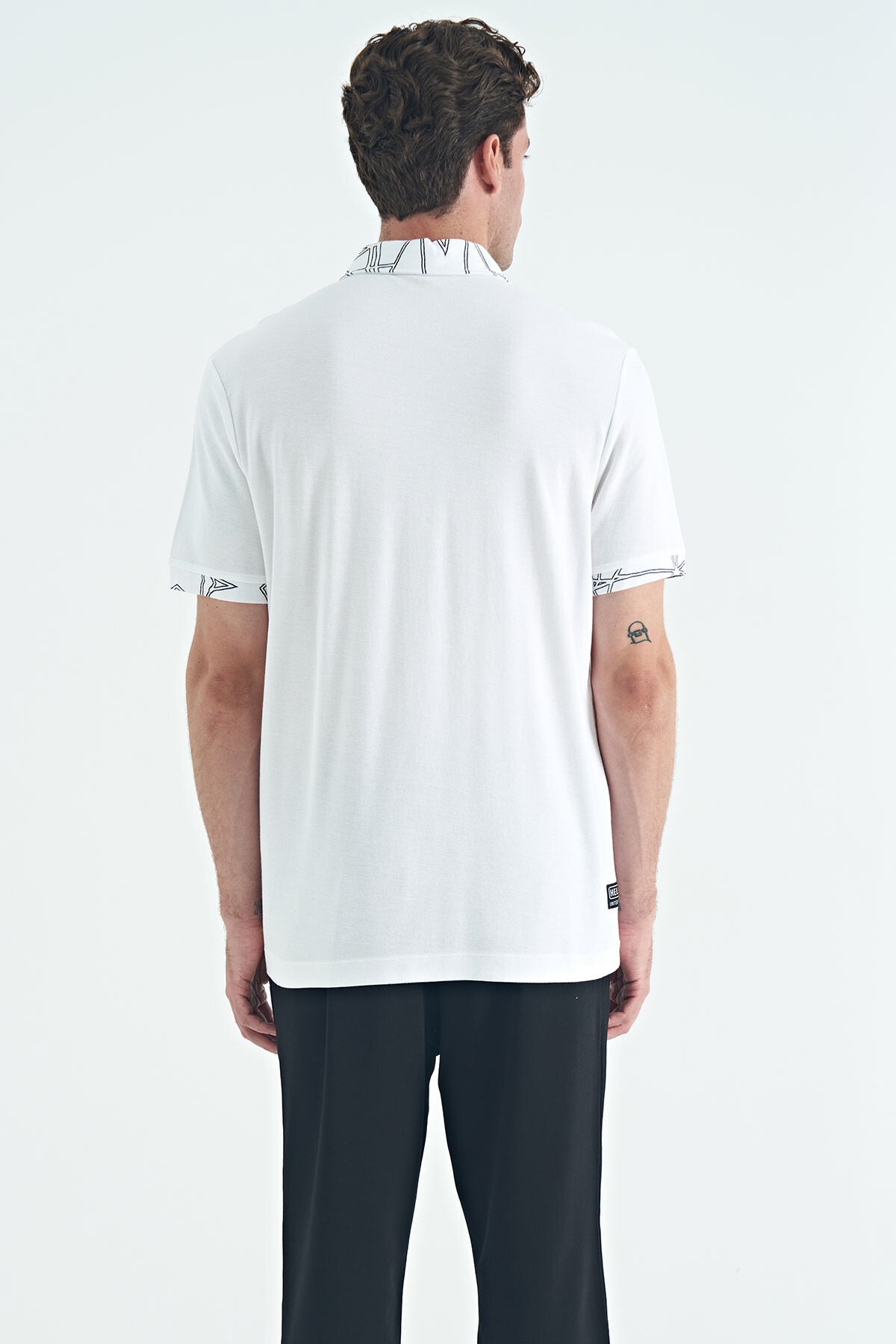 Image of Tricou bărbătesc cu guler polo, croială standard, cu imprimeu brodat alb - 88239