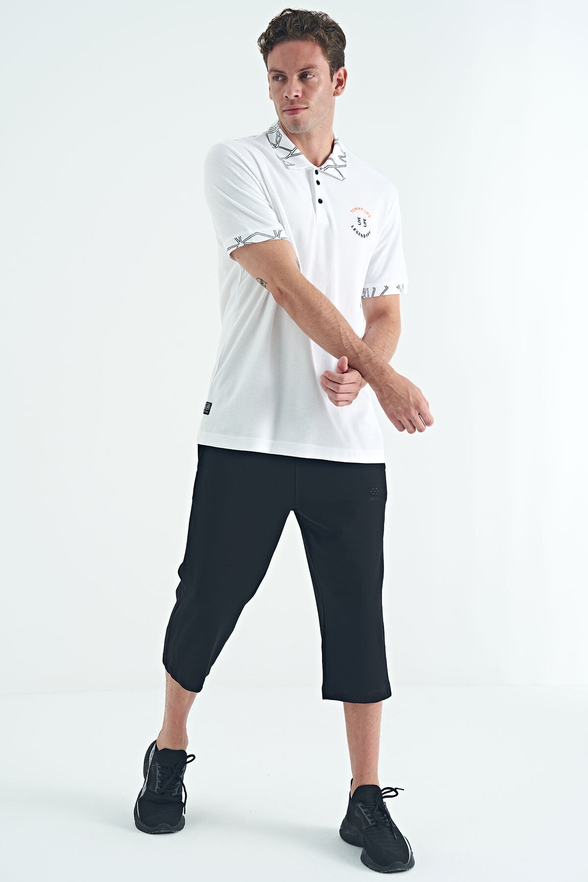 Image of Tricou bărbătesc cu guler polo, croială standard, cu imprimeu brodat alb - 88239