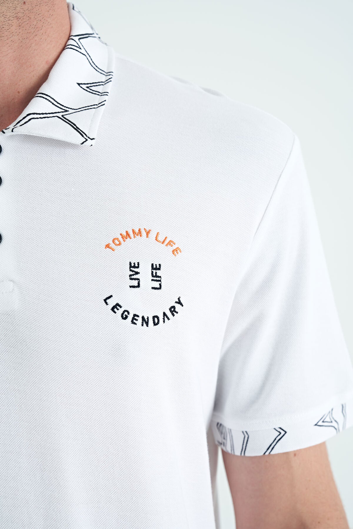 Image of Tricou bărbătesc cu guler polo, croială standard, cu imprimeu brodat alb - 88239