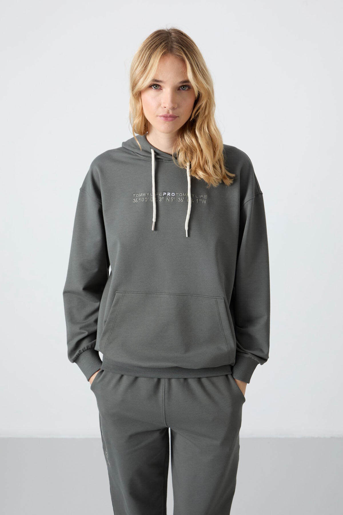 Image of Çağla Kapüşonlu Kanguru Cep Oversize Lastik Paça Kadın Eşofman Takımı - 95288