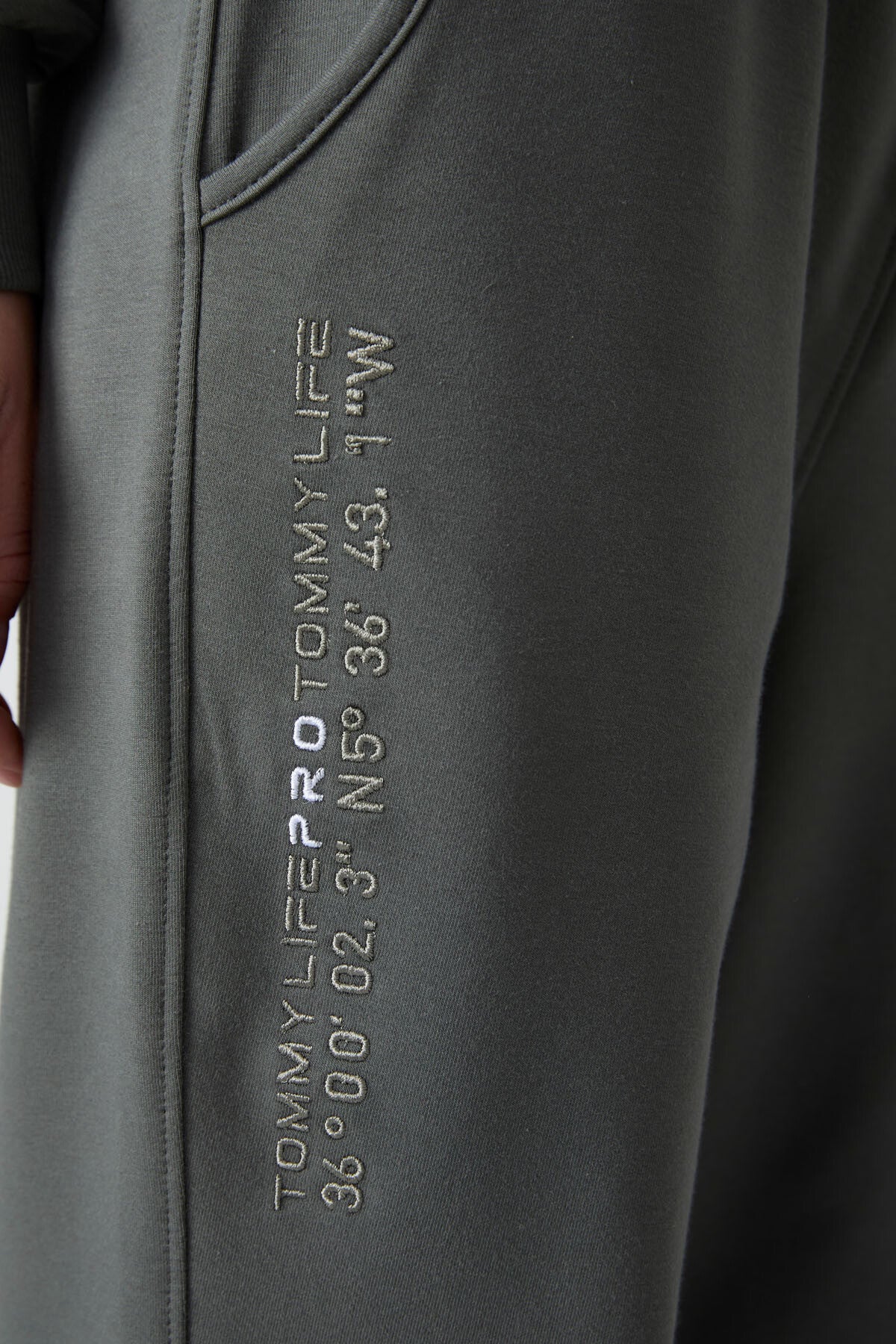 Image of Çağla Kapüşonlu Kanguru Cep Oversize Lastik Paça Kadın Eşofman Takımı - 95288