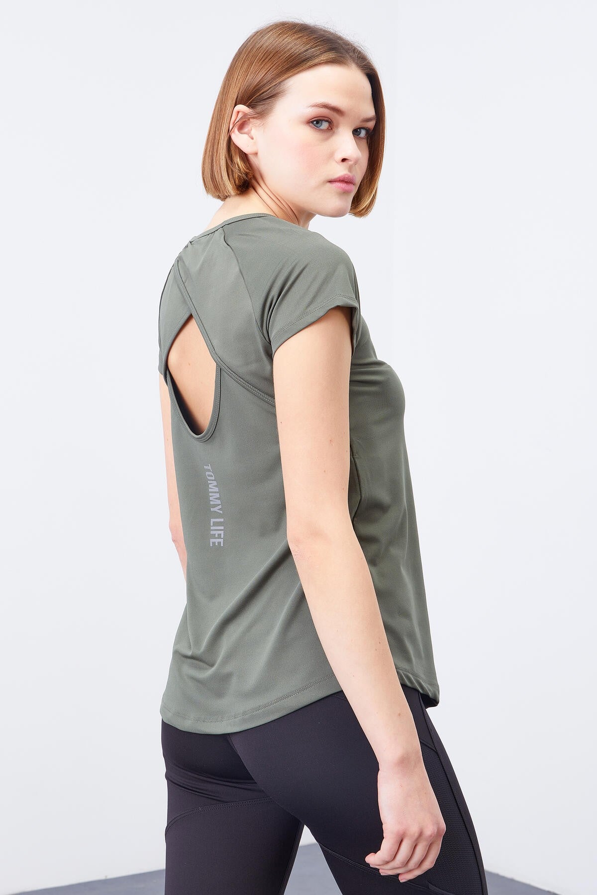 Image of Çağla Sırt Pencereli Kısa Kol Standart Kalıp O Yaka Kadın T-Shirt - 97101