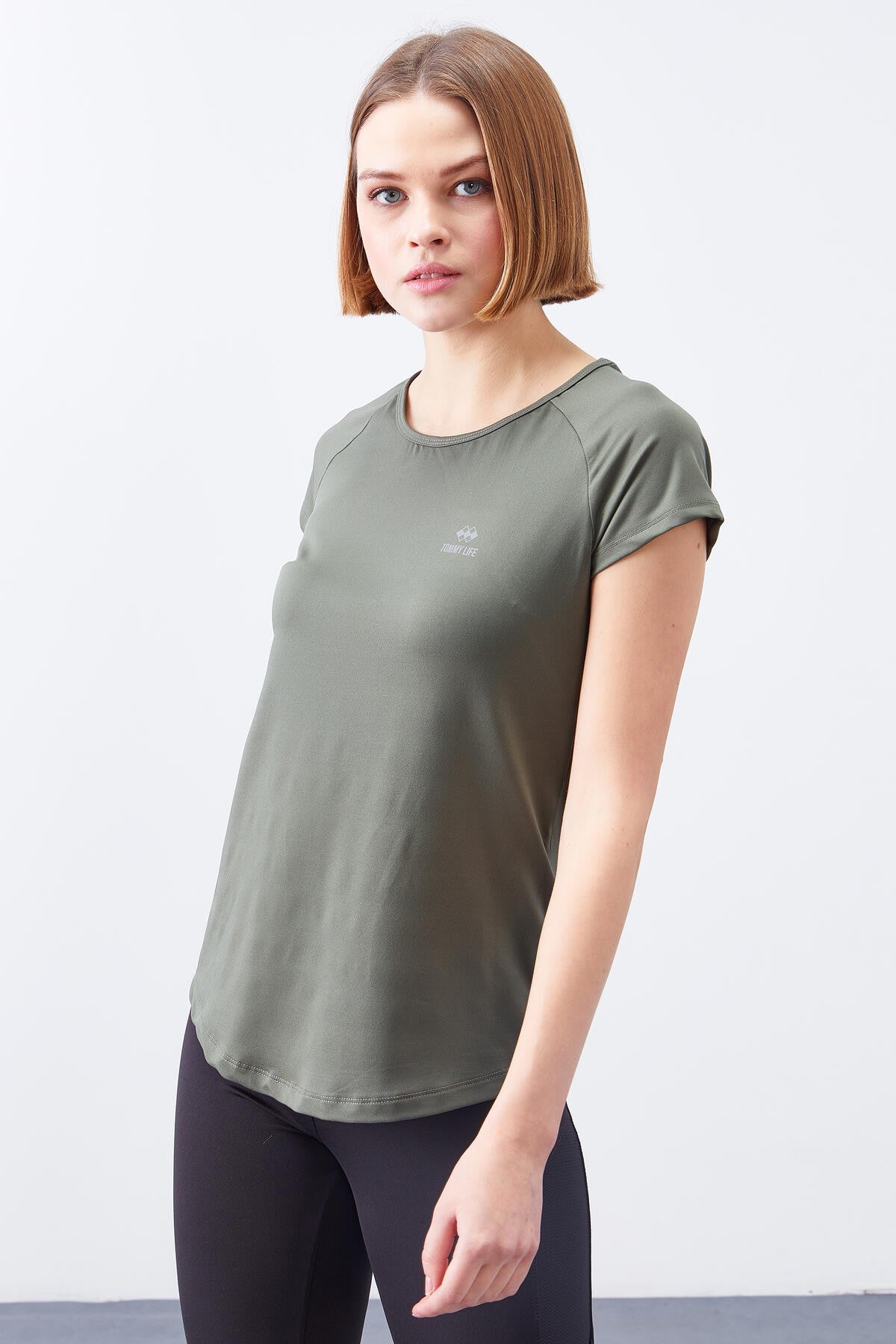 Image of Çağla Sırt Pencereli Kısa Kol Standart Kalıp O Yaka Kadın T-Shirt - 97101