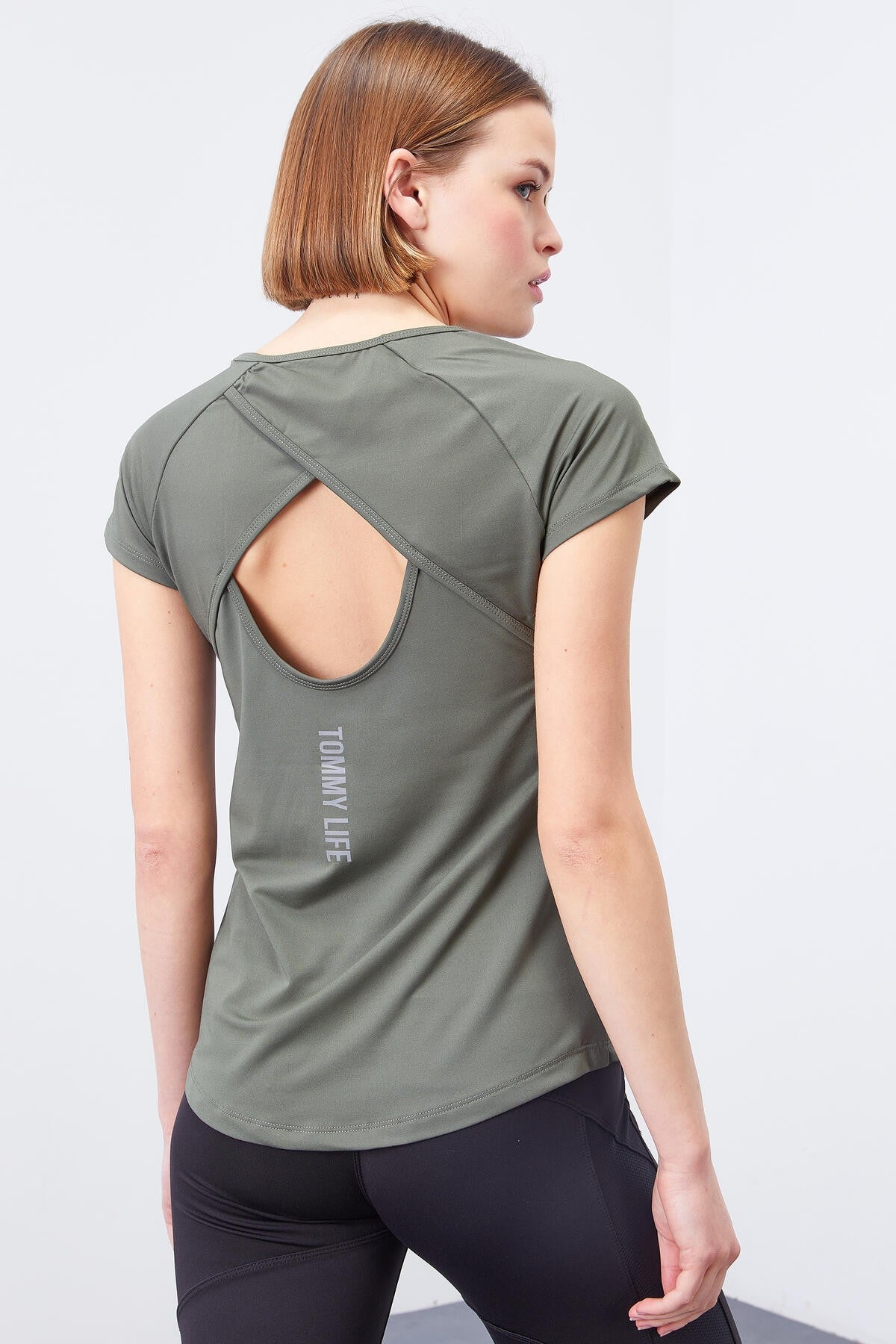 Image of Çağla Sırt Pencereli Kısa Kol Standart Kalıp O Yaka Kadın T-Shirt - 97101