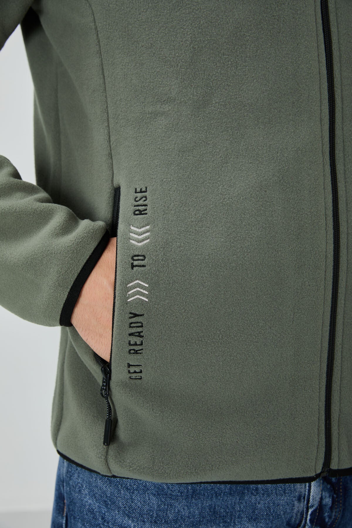Image of Çağla Yazı Nakışlı Dik Yaka Fermuarlı Standart Kalıp Erkek Sweatshirt Polar - 87992