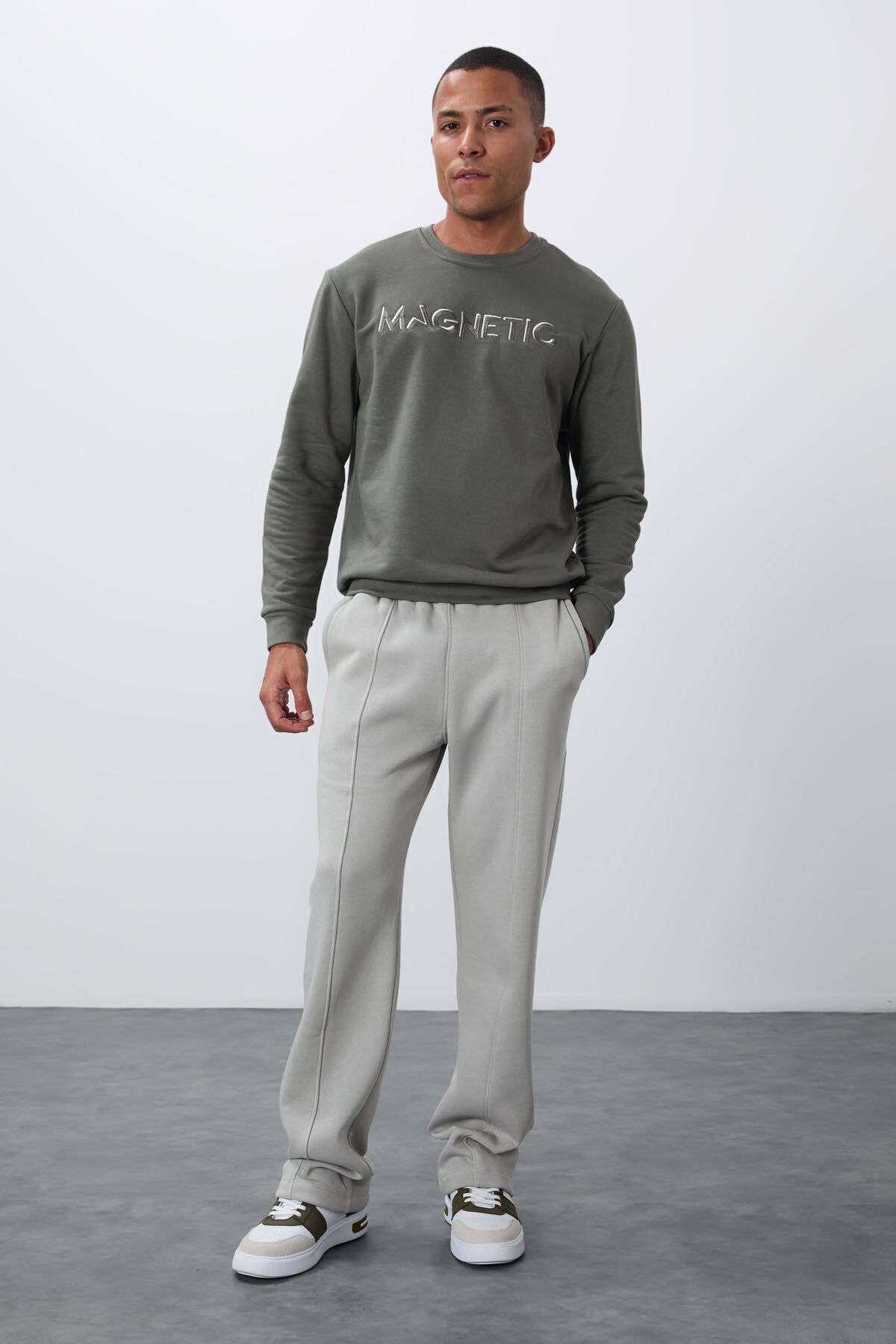 Image of Çağla Yazı Nakışlı O Yaka Rahat Form İçi Polarlı Erkek Sweatshirt - 88020
