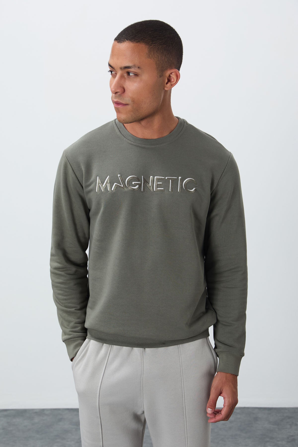 Image of Çağla Yazı Nakışlı O Yaka Rahat Form İçi Polarlı Erkek Sweatshirt - 88020