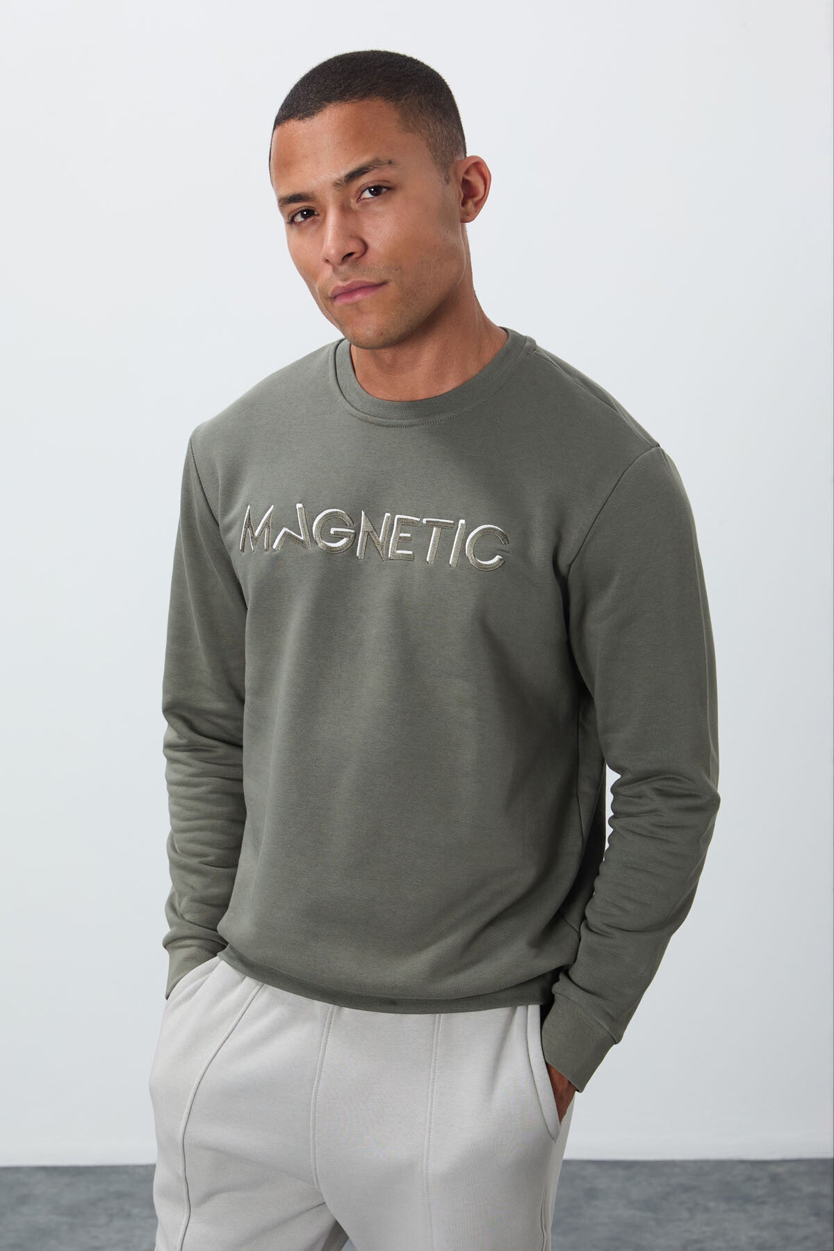 Image of Çağla Yazı Nakışlı O Yaka Rahat Form İçi Polarlı Erkek Sweatshirt - 88020